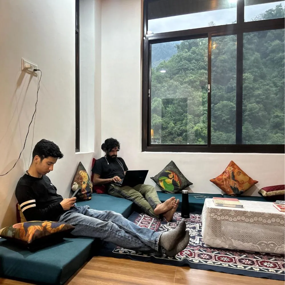 Communal lounge/ TV room in Lemonade Inn