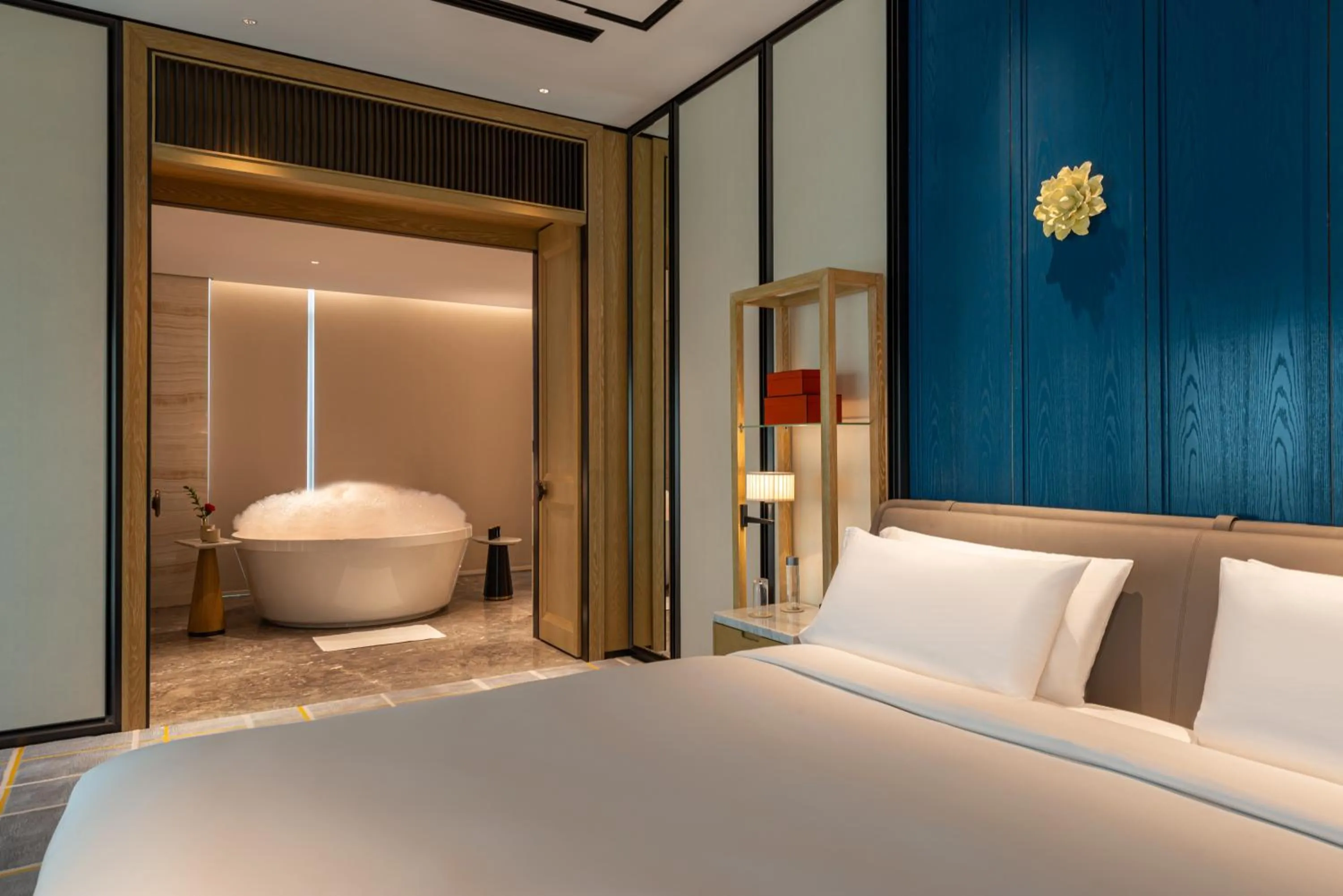 Bed in Narcissus The Royal Hotel