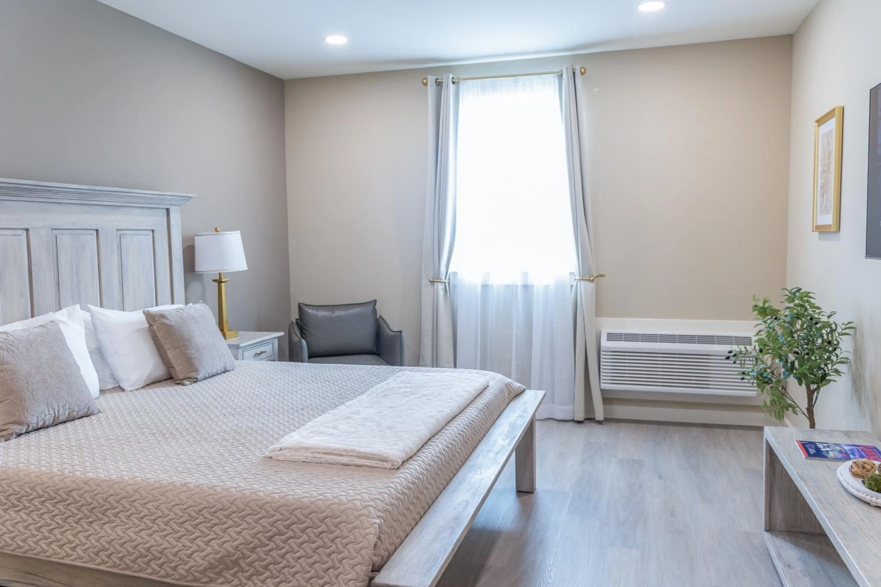 Bed in Hotel Whiskey in Pascagoula