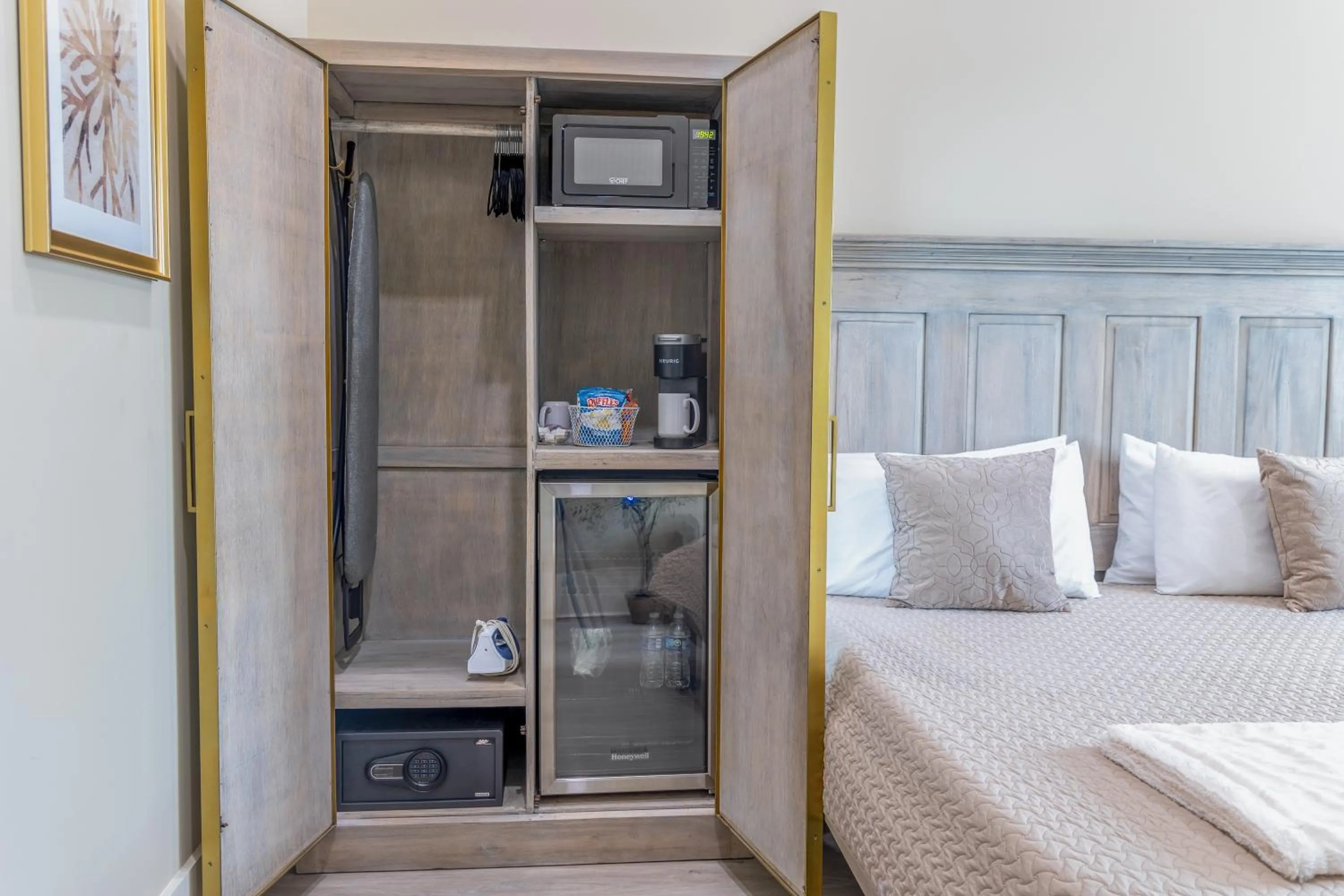 Bed in Hotel Whiskey in Pascagoula