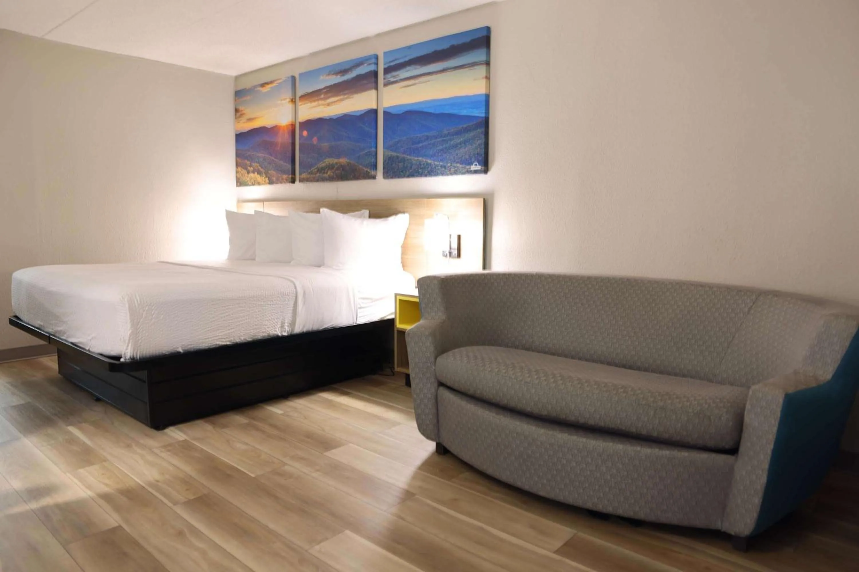 Photo of the whole room, Bed in Days Inn by Wyndham Kings Dominion Doswell