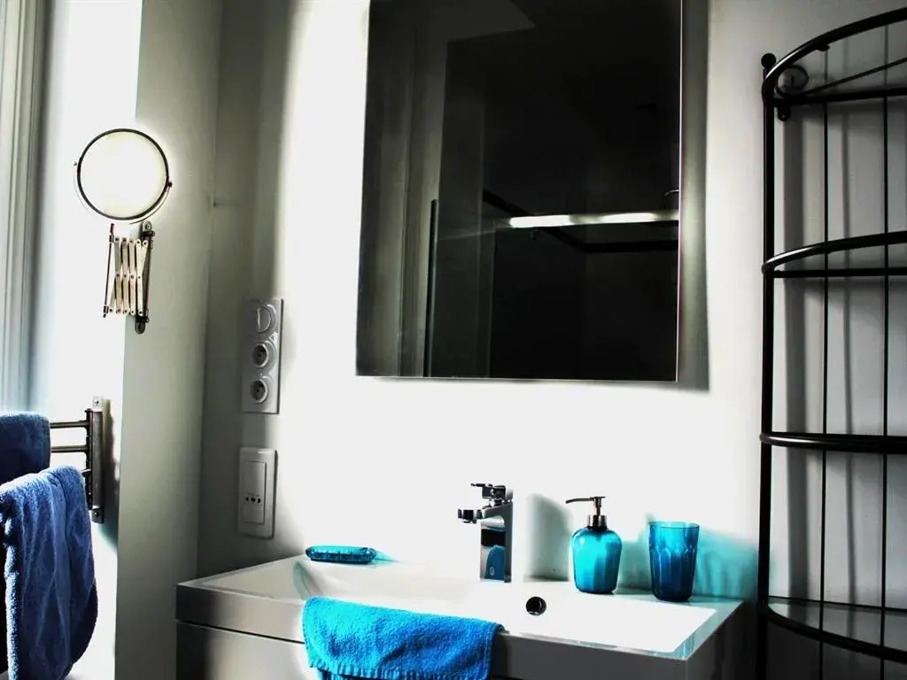 Bathroom in Villa Louvre Lens Bathroom in Villa Louvre Lens