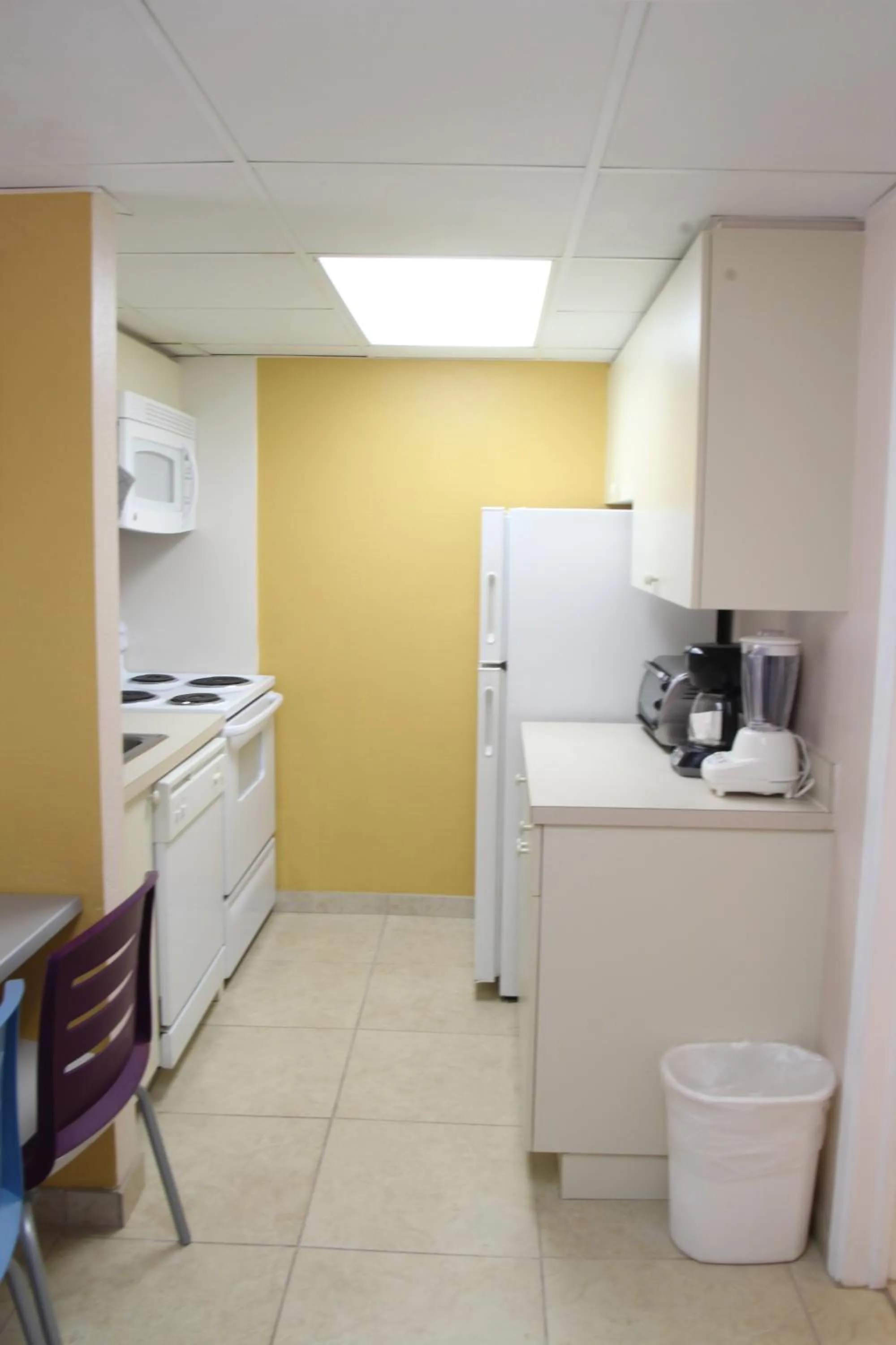 Kitchen or kitchenette in Canada House Pompano Beach