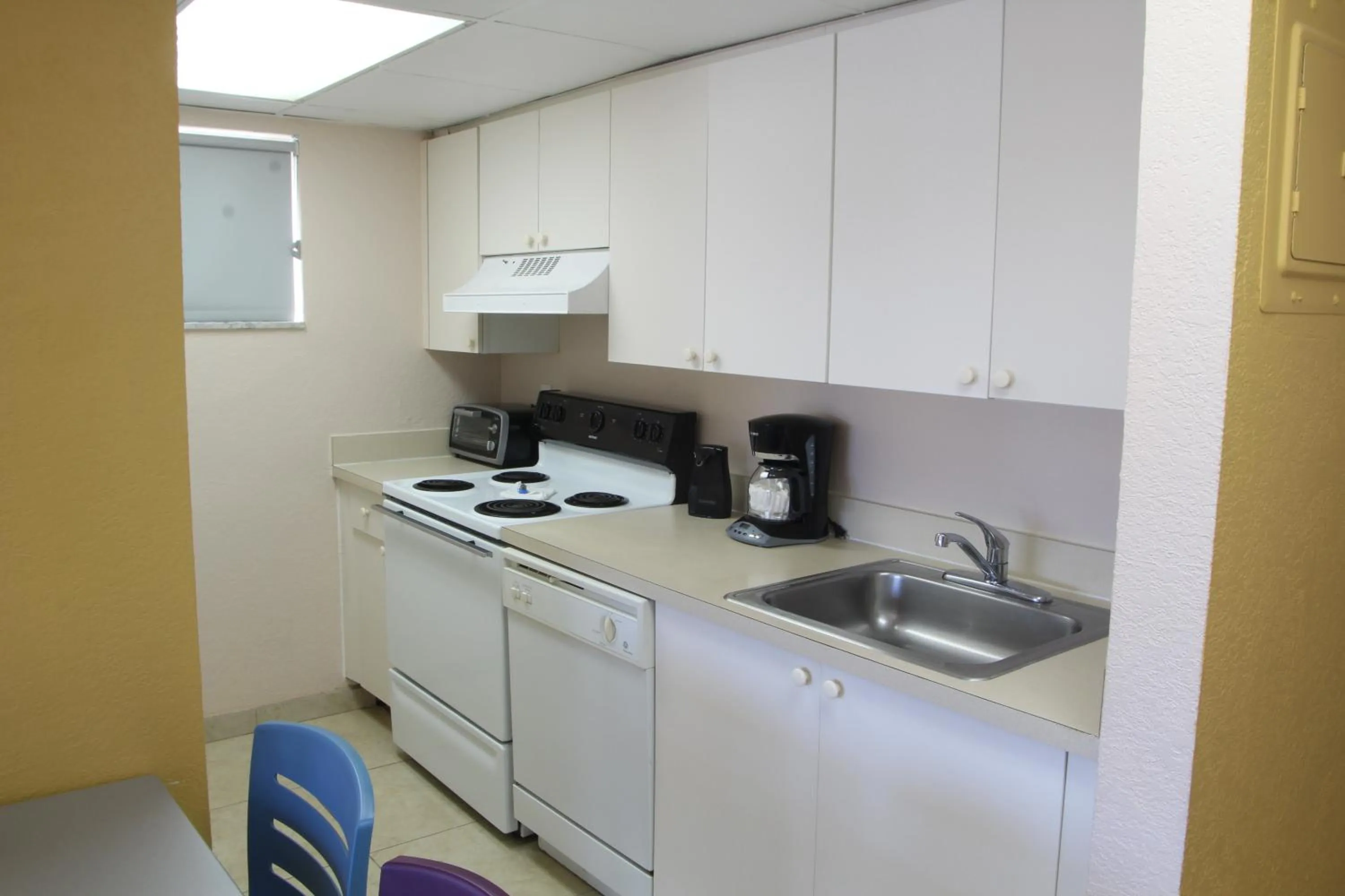 Kitchen or kitchenette in Canada House Pompano Beach