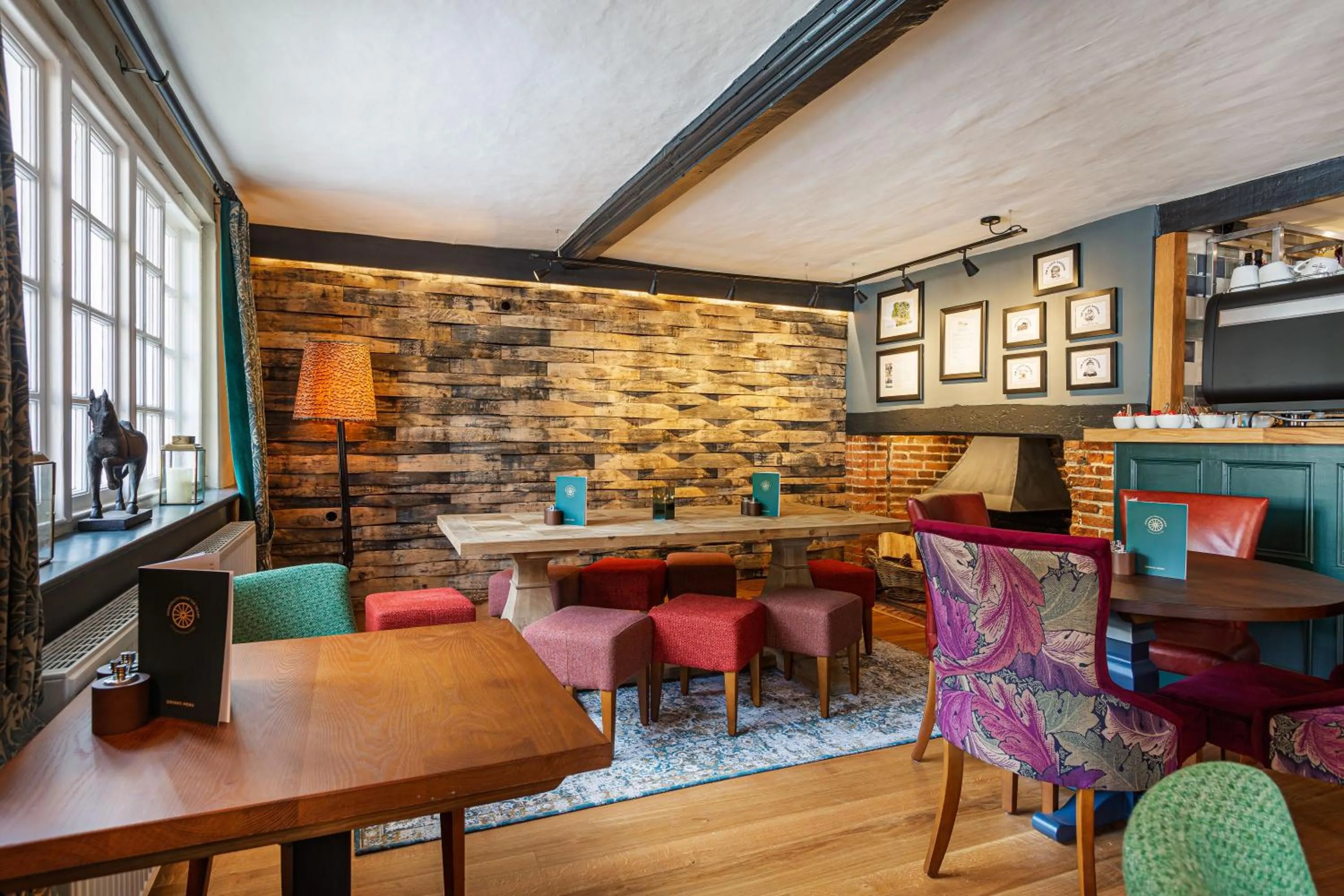 Lounge or bar in The George Hotel, Dorchester-on-Thames, Oxfordshire - The Coaching Inn Group