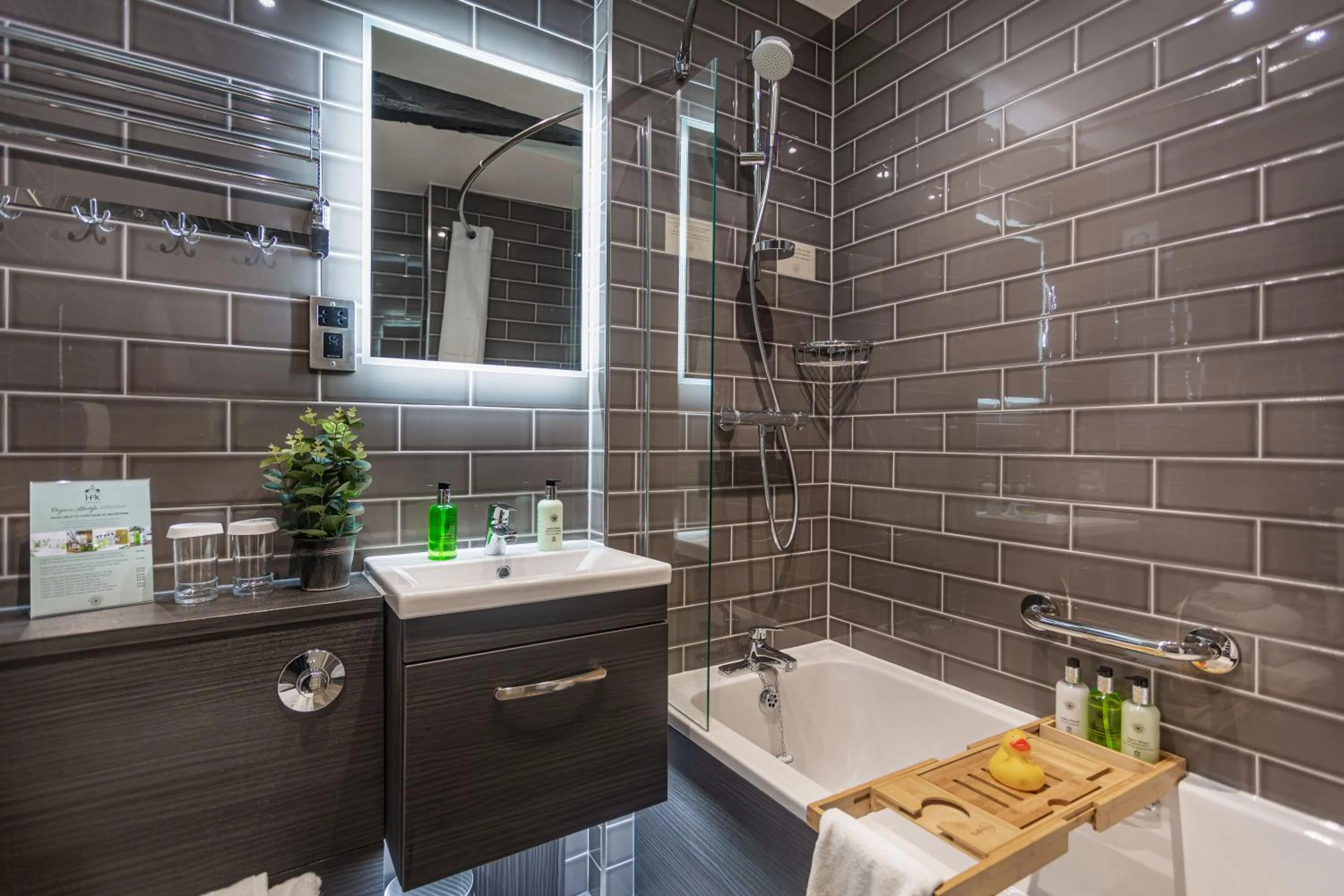Bathroom in The George Hotel, Dorchester-on-Thames, Oxfordshire - The Coaching Inn Group