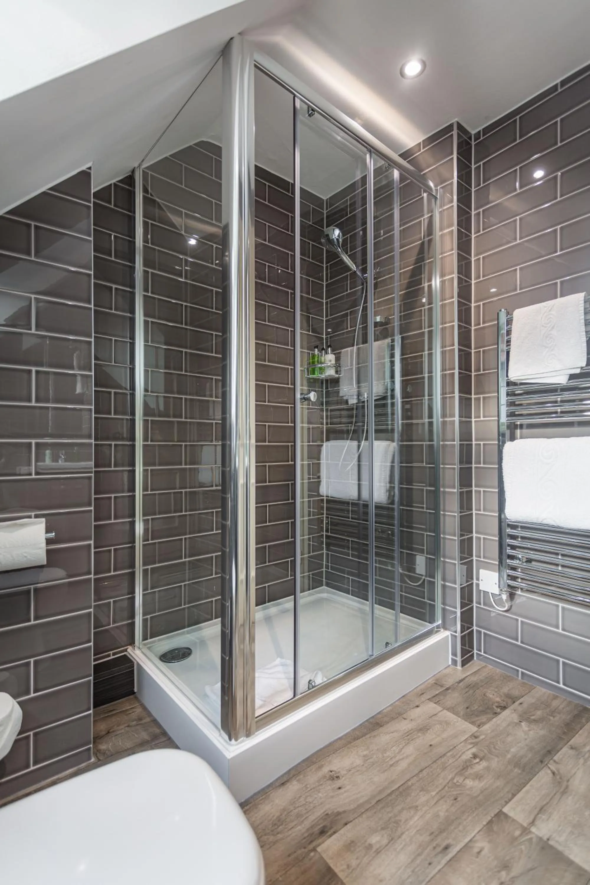 Bathroom in The George Hotel, Dorchester-on-Thames, Oxfordshire - The Coaching Inn Group