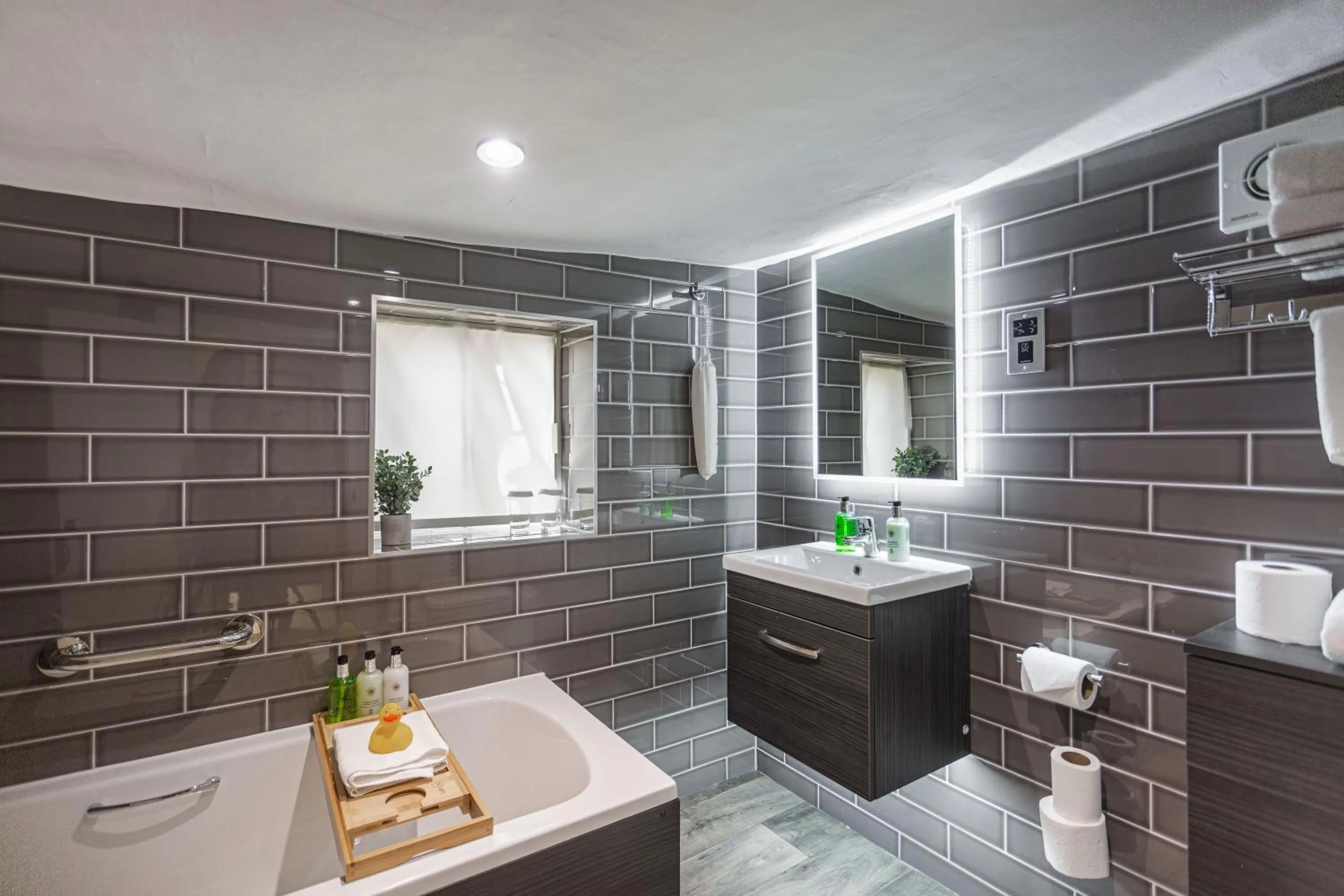Bathroom in The George Hotel, Dorchester-on-Thames, Oxfordshire - The Coaching Inn Group