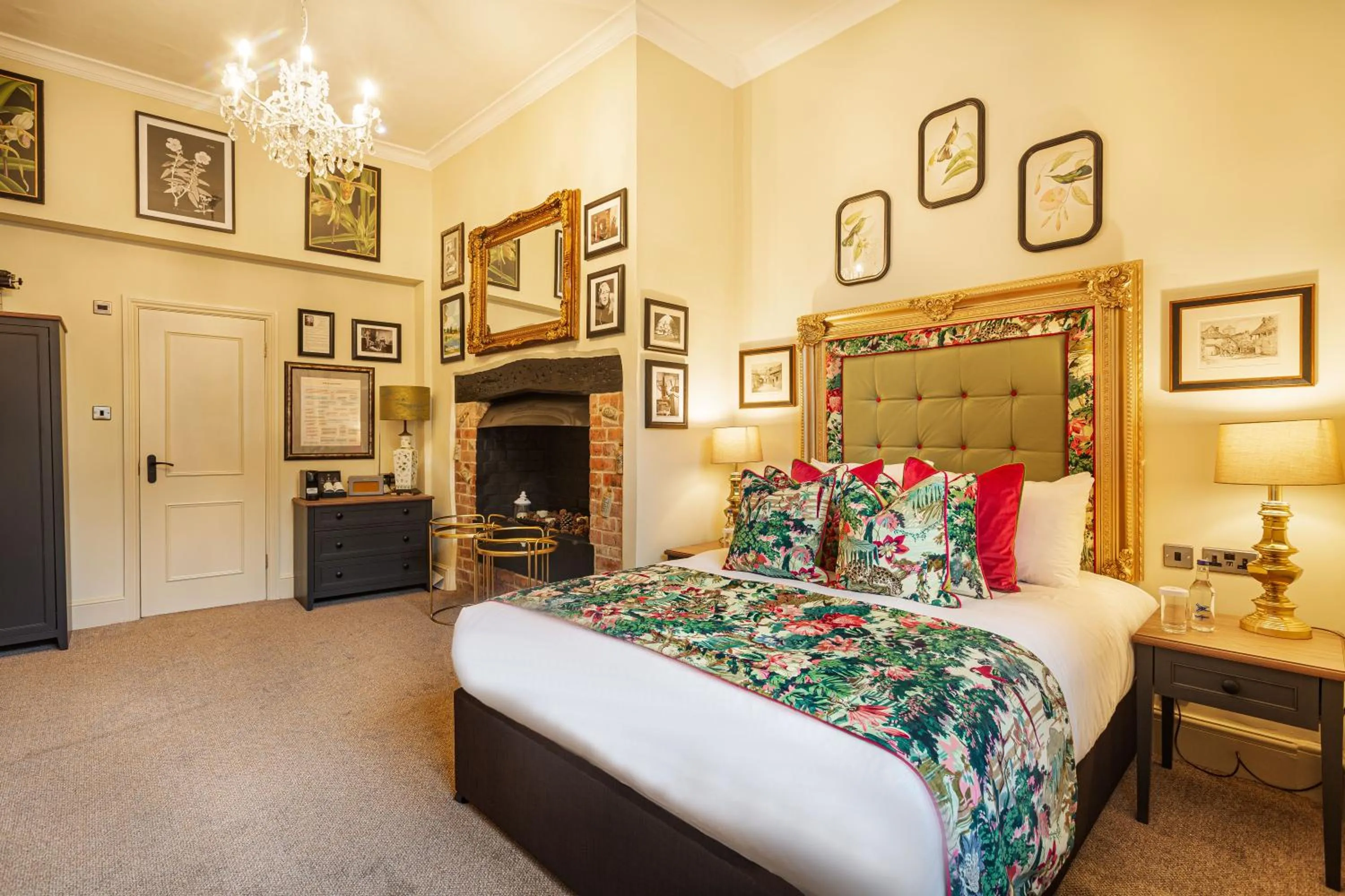 Bed in The George Hotel, Dorchester-on-Thames, Oxfordshire - The Coaching Inn Group