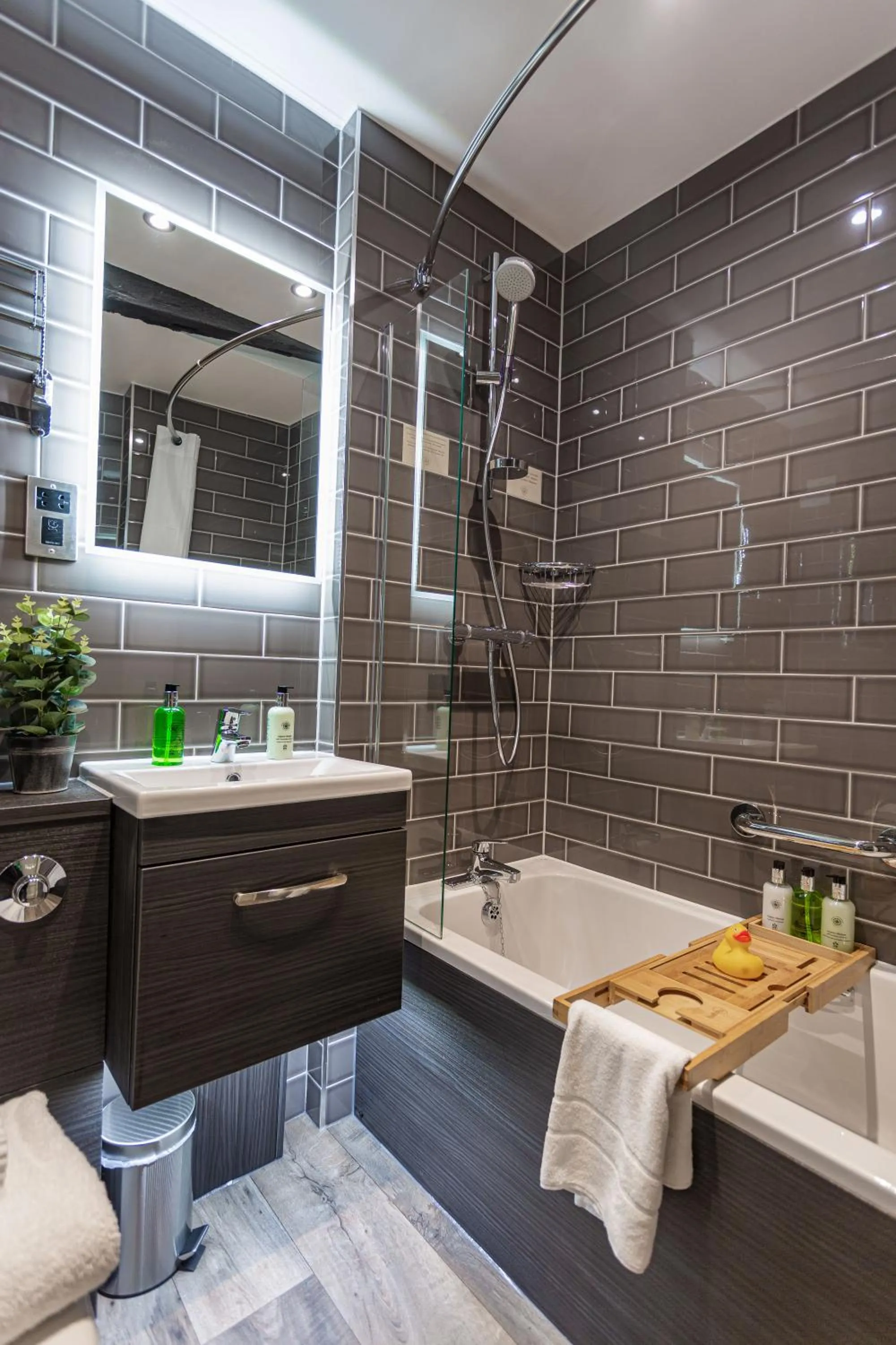 Bathroom in The George Hotel, Dorchester-on-Thames, Oxfordshire - The Coaching Inn Group