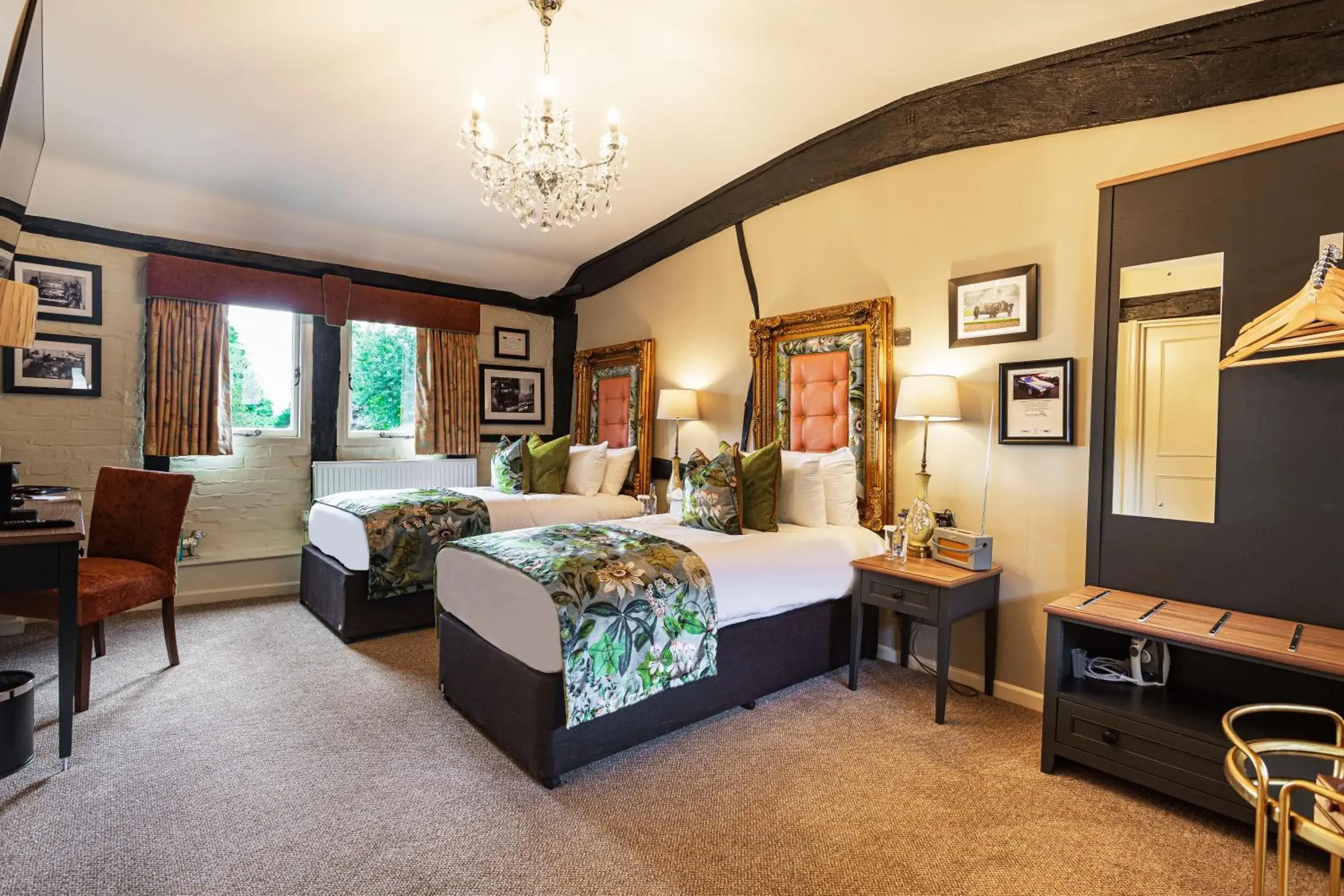 Twin Room in The George Hotel, Dorchester-on-Thames, Oxfordshire - The Coaching Inn Group Twin Room in The George Hotel, Dorchester-on-Thames, Oxfordshire - The Coaching Inn Group