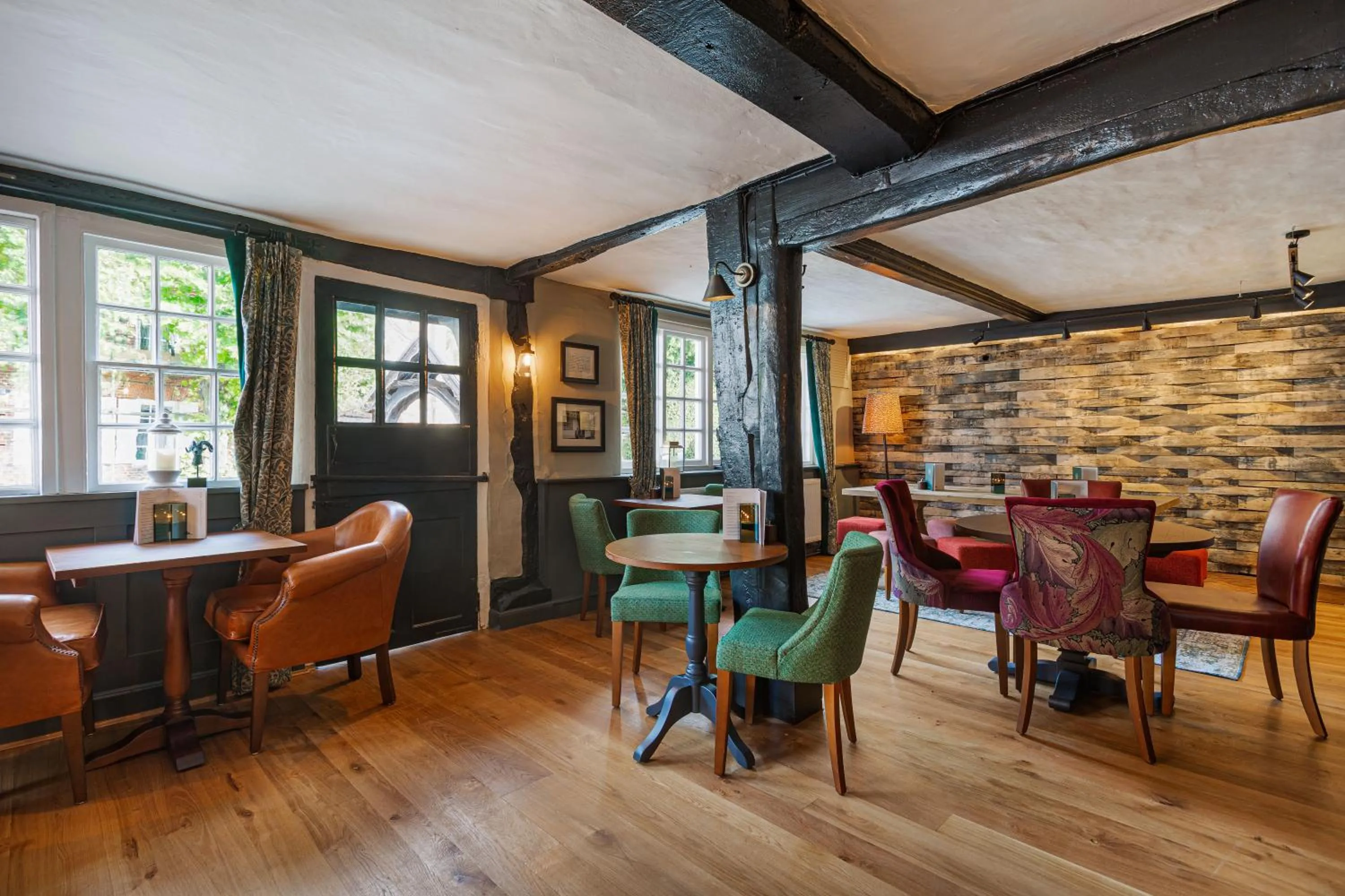 Lounge or bar in The George Hotel, Dorchester-on-Thames, Oxfordshire - The Coaching Inn Group