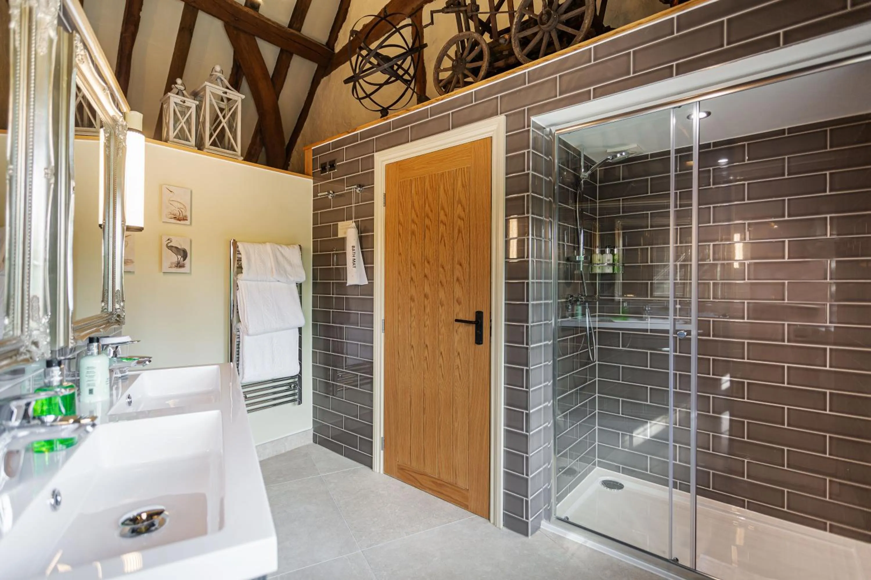 Bathroom in The George Hotel, Dorchester-on-Thames, Oxfordshire - The Coaching Inn Group