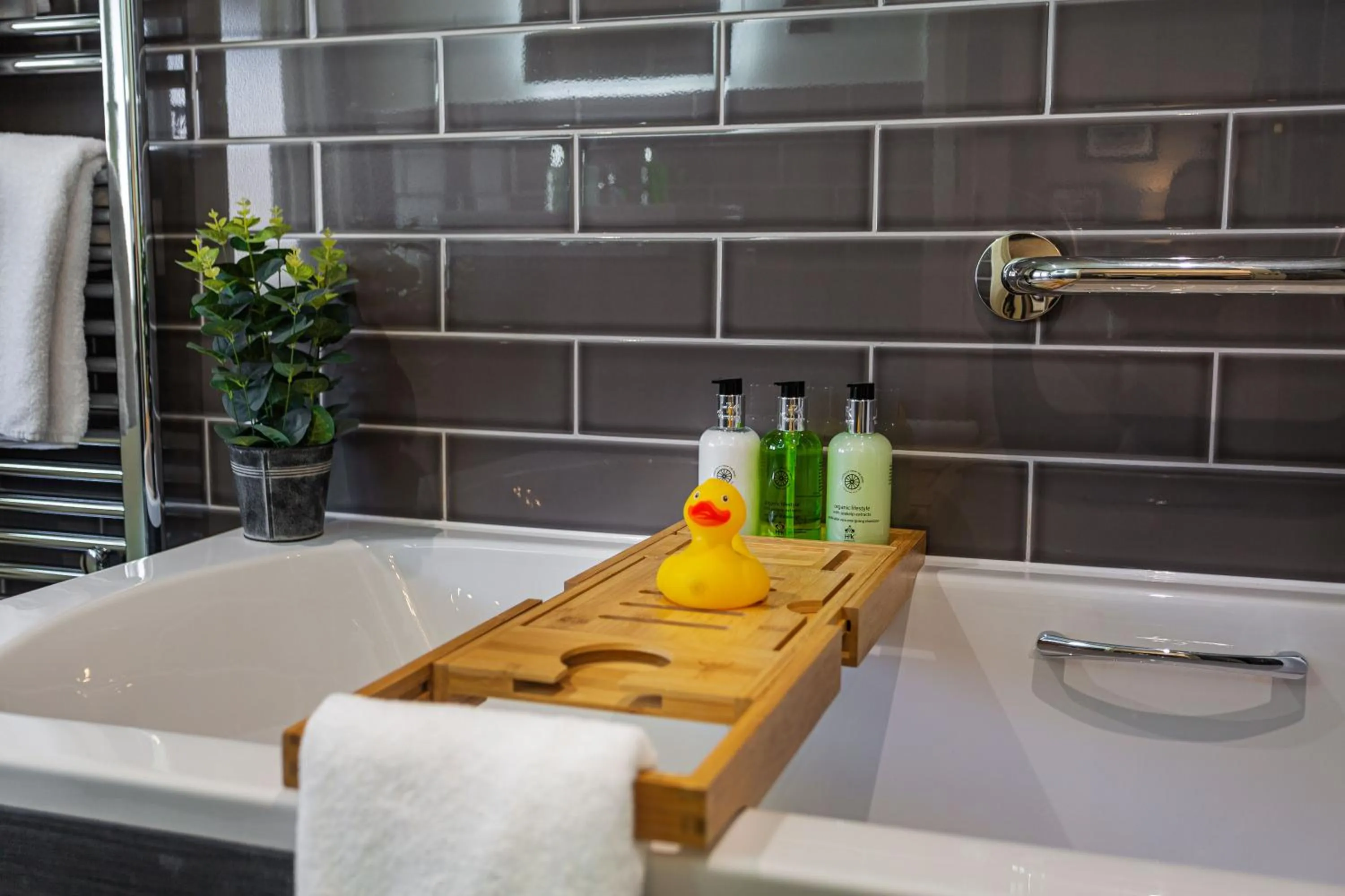 Bathroom in The George Hotel, Dorchester-on-Thames, Oxfordshire - The Coaching Inn Group