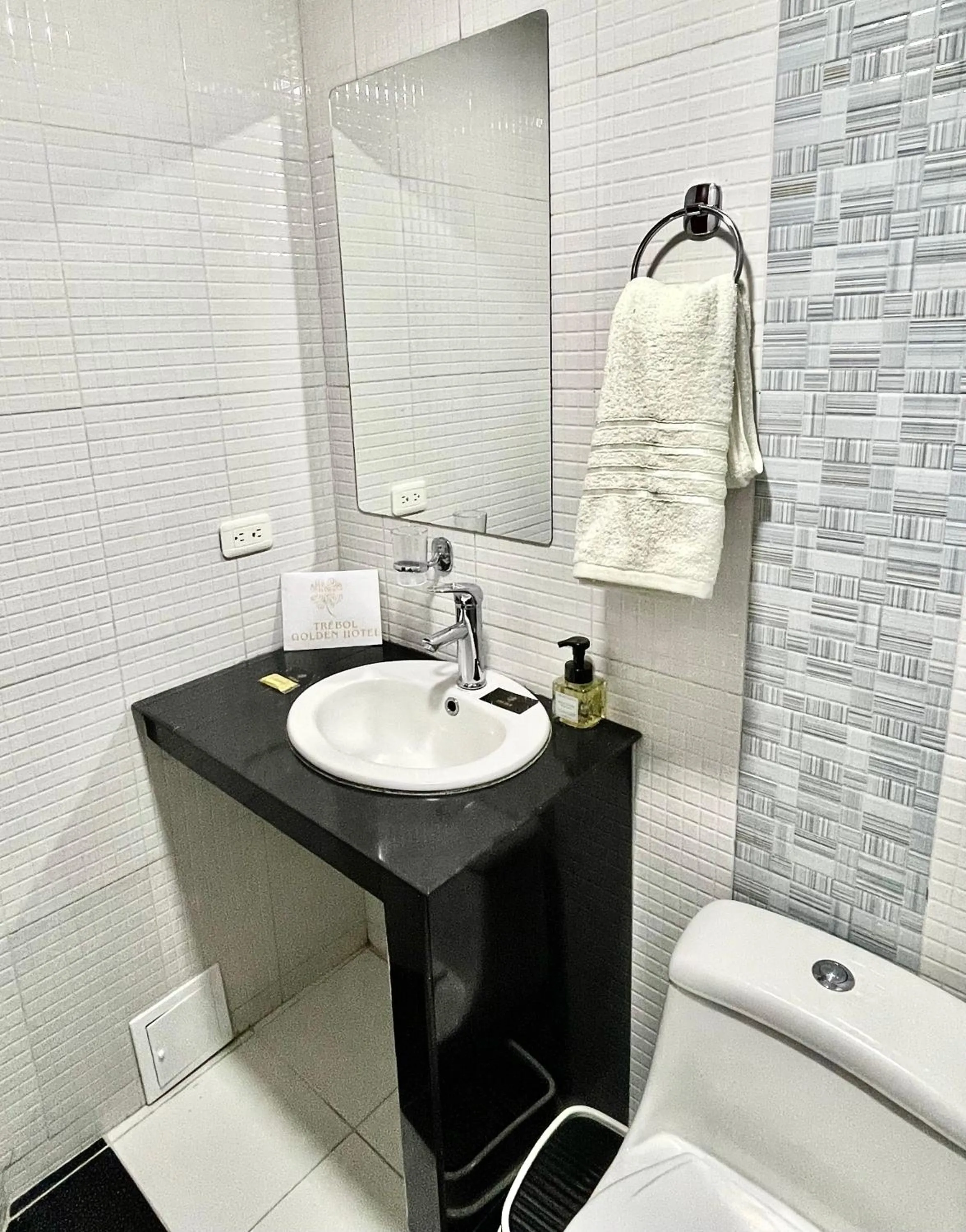 Toilet in TRÉBOL GOLDEN HOTEL