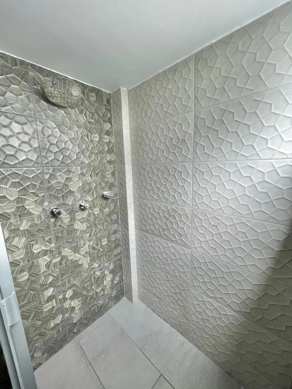 Shower in TRÉBOL GOLDEN HOTEL