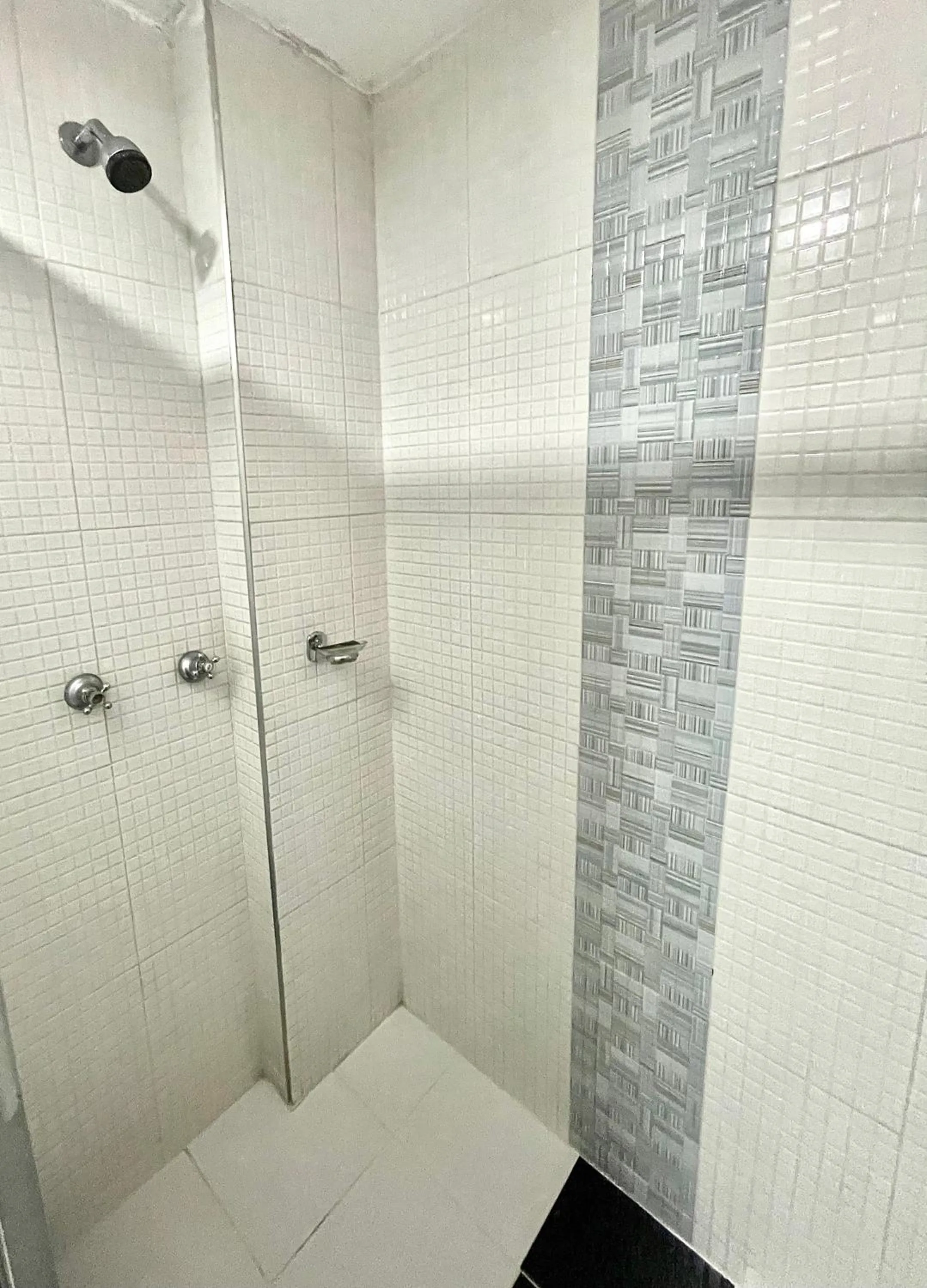 Shower in TRÉBOL GOLDEN HOTEL
