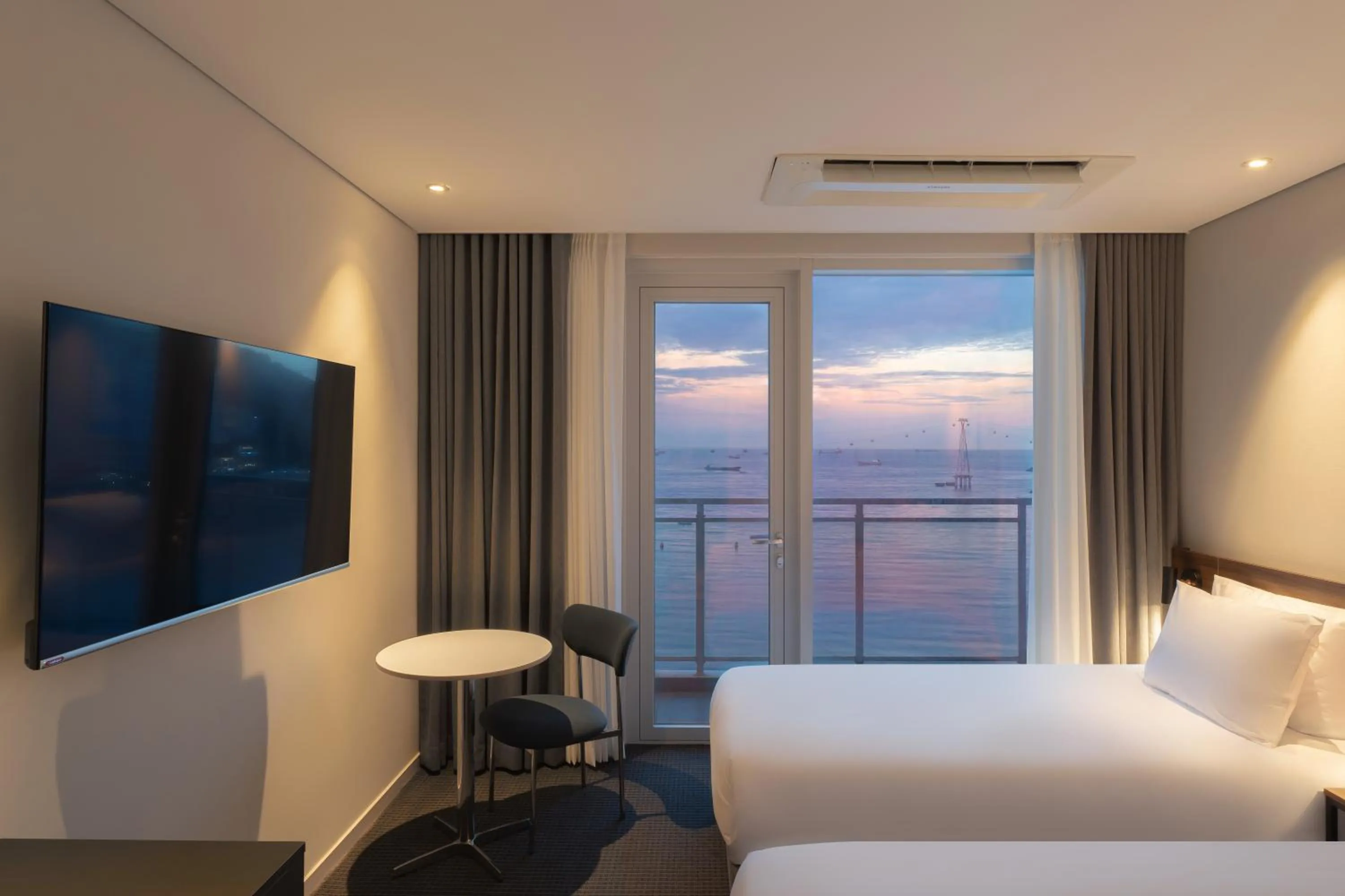 Beach, Bed in Urbanstay Busan songdo Beach