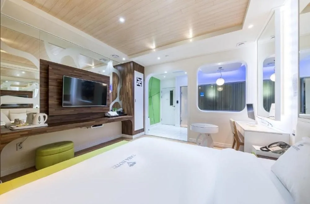 Bed in Zara Hotel Peace Square