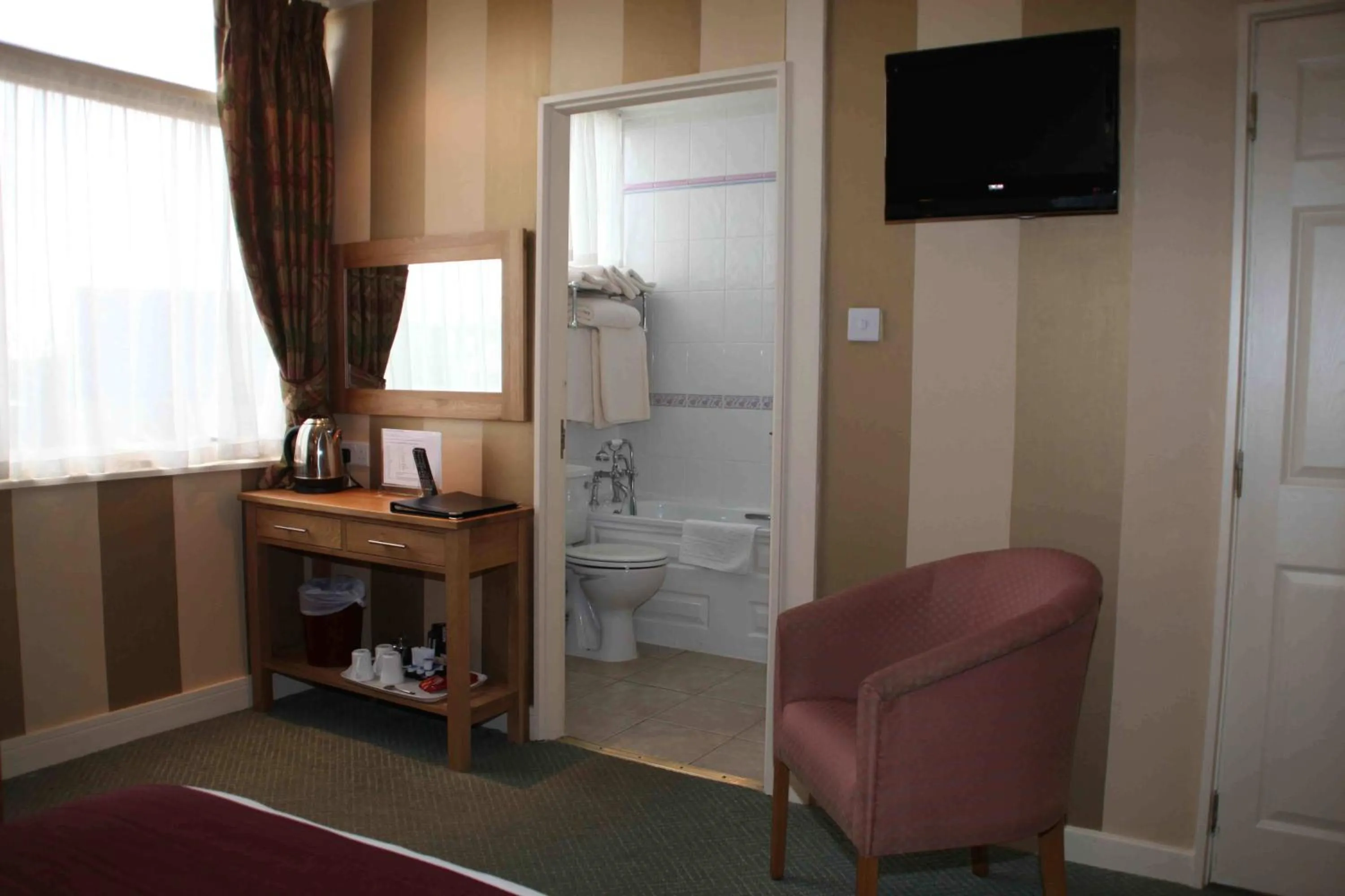 TV and multimedia in The Dog & Partridge Country Inn