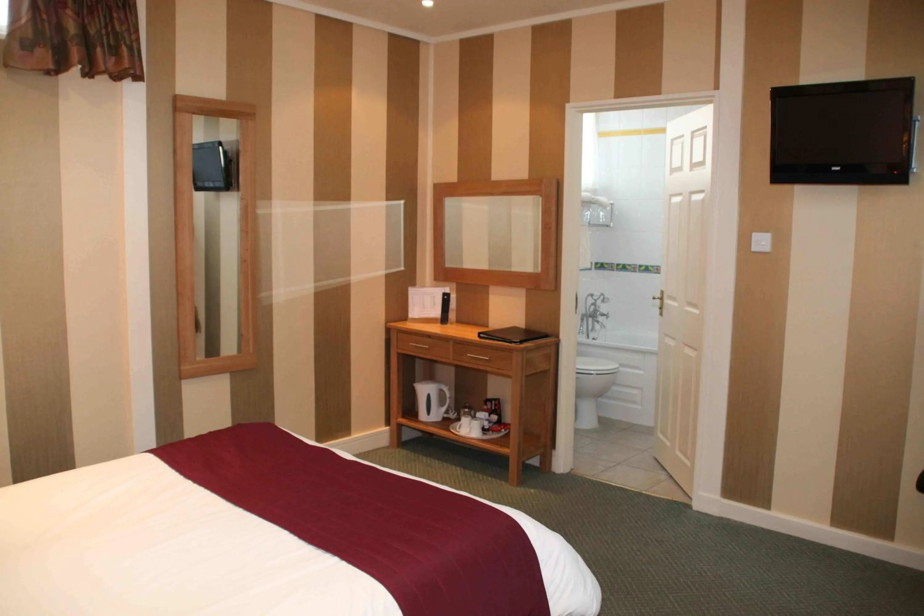 Photo of the whole room, Bed in The Dog & Partridge Country Inn