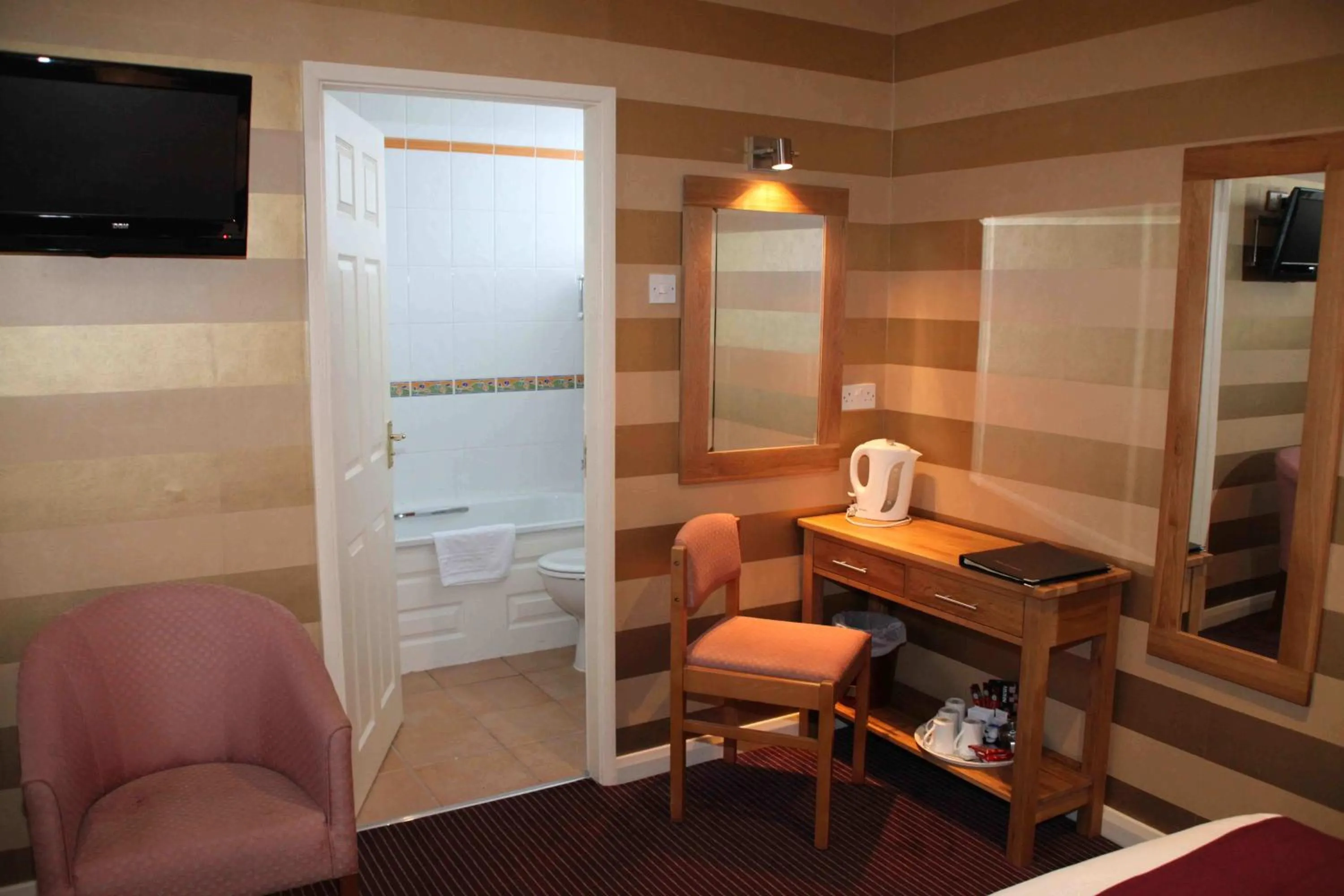 Coffee/tea facilities in The Dog & Partridge Country Inn