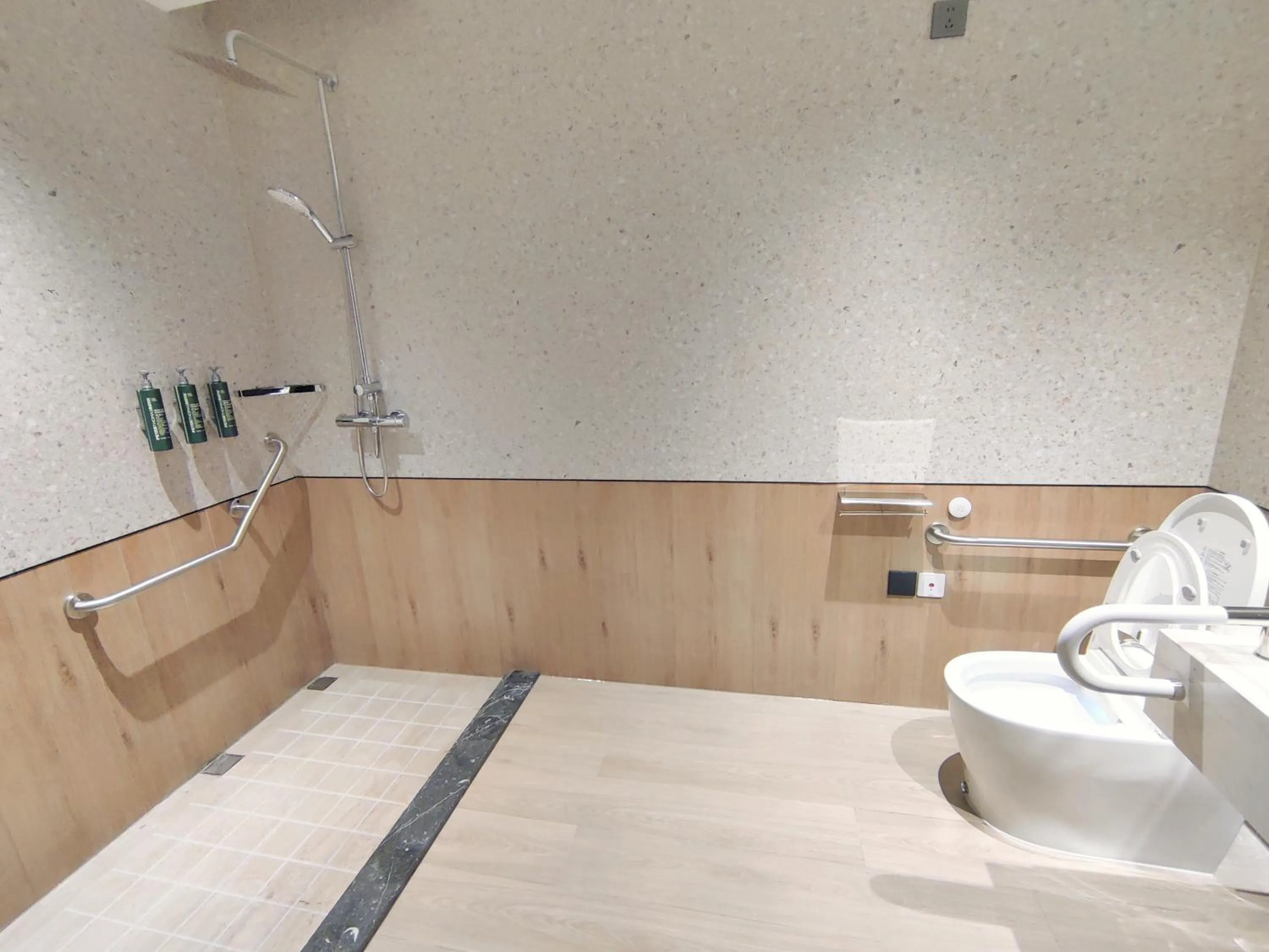 Shower in Hilton Garden Inn Beijing Daxing Jinyuan Road