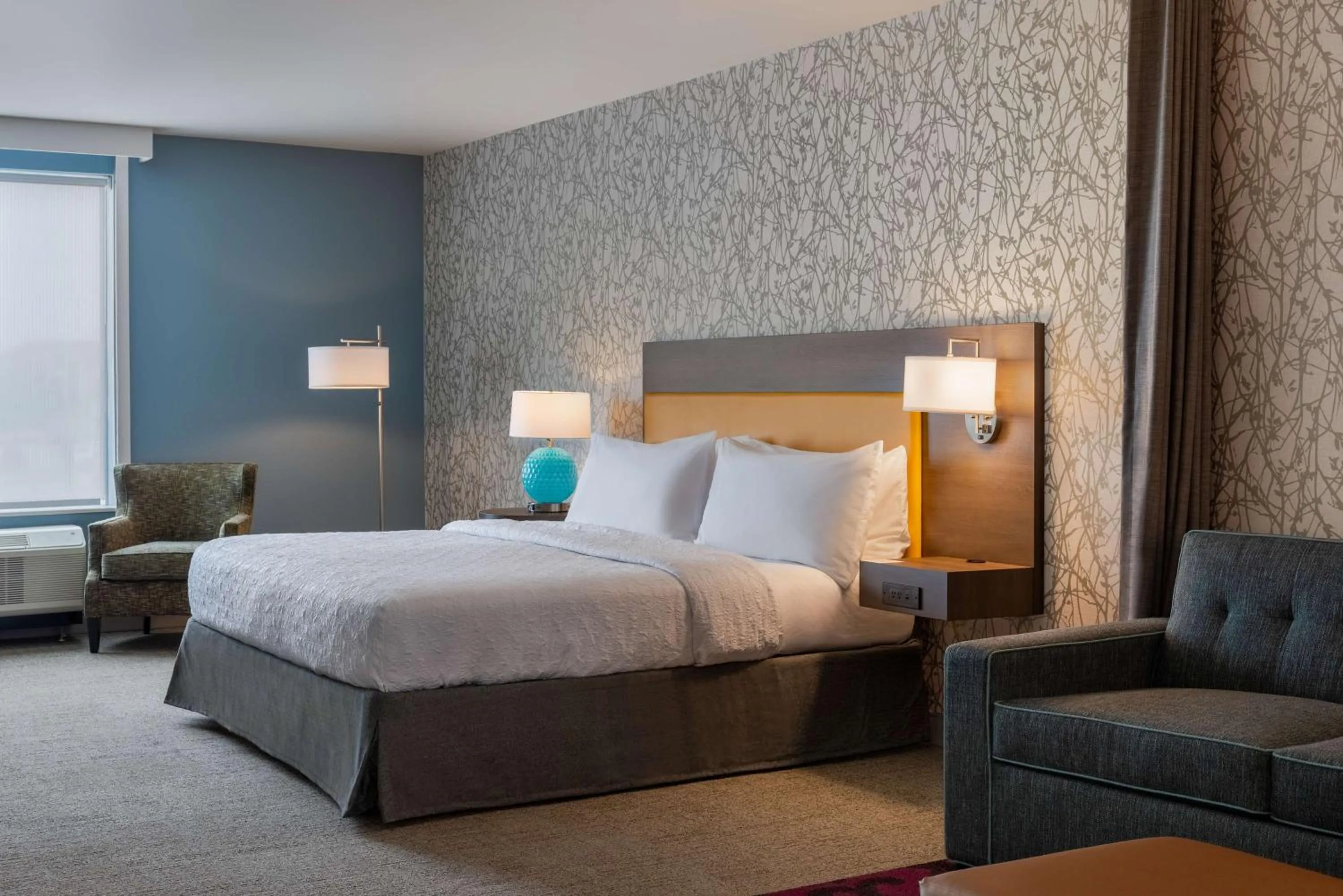 Living room, Bed in Home2 Suites By Hilton Ankeny