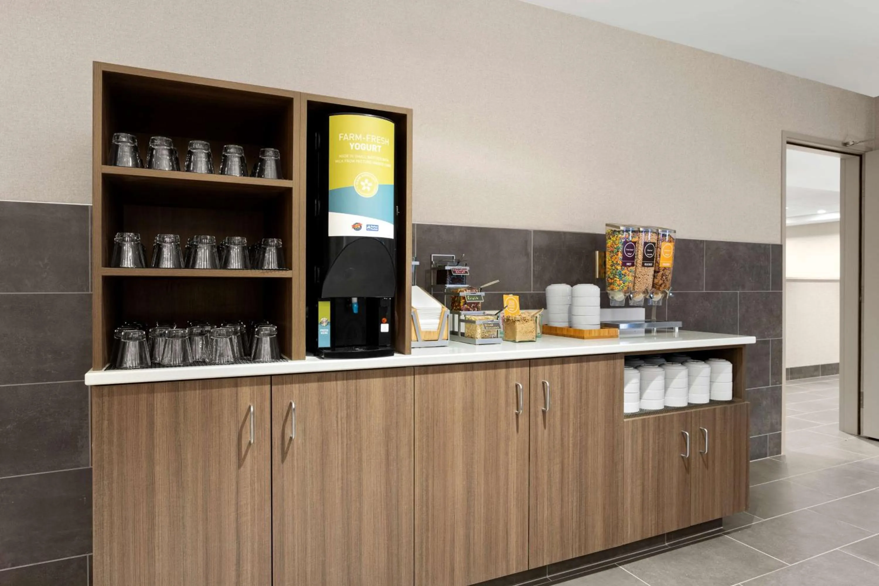 Dining area in Home2 Suites By Hilton Owatonna