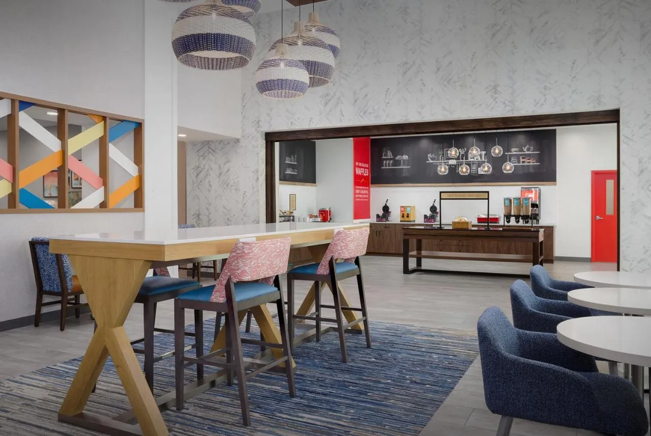 Dining area in Hampton Inn & Suites Naples South