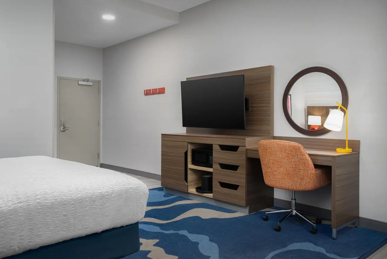 TV and multimedia, Bed in Hampton Inn & Suites Naples South