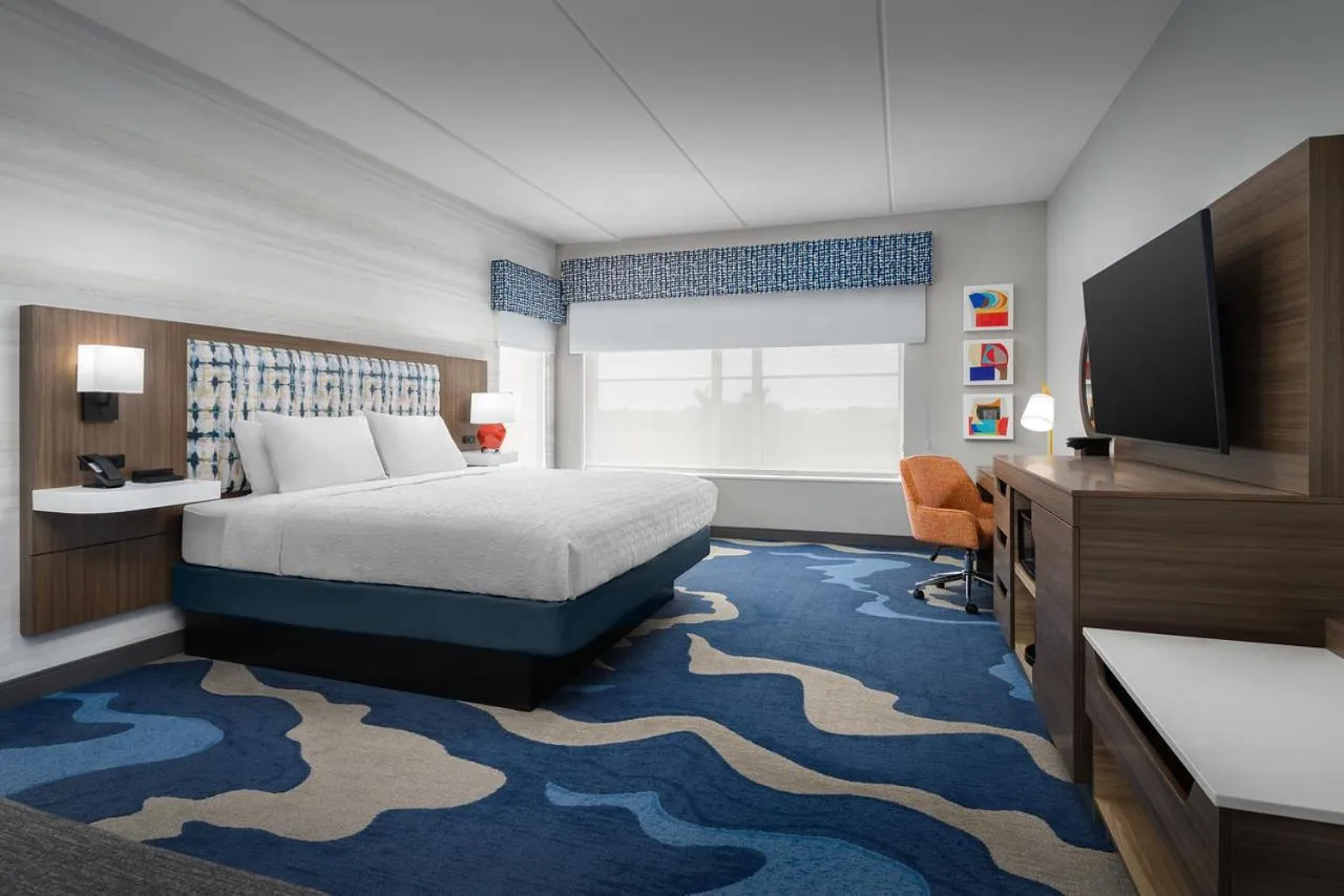 Photo of the whole room, Bed in Hampton Inn & Suites Naples South