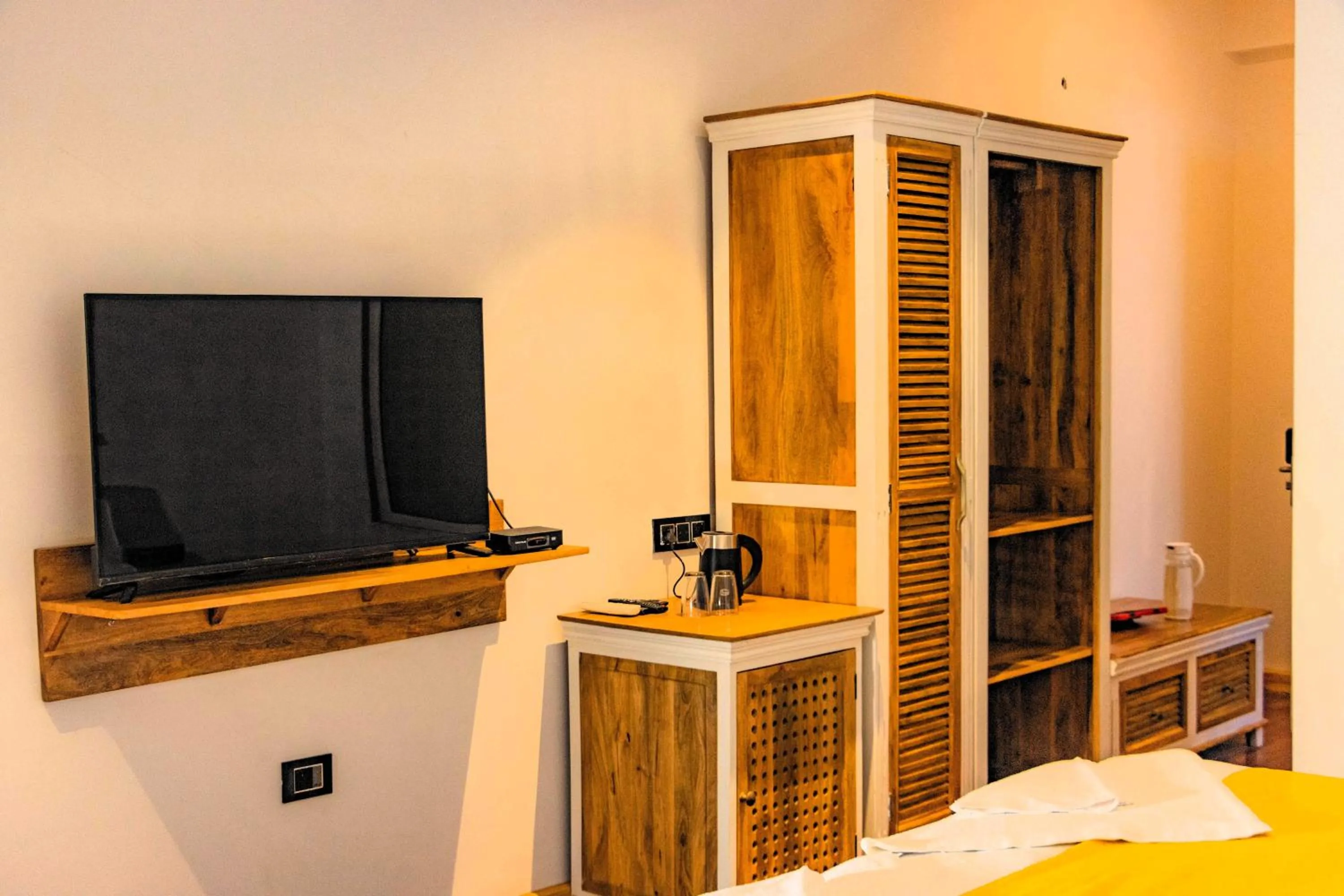 Communal lounge/ TV room, Bed in Hotel El Castello