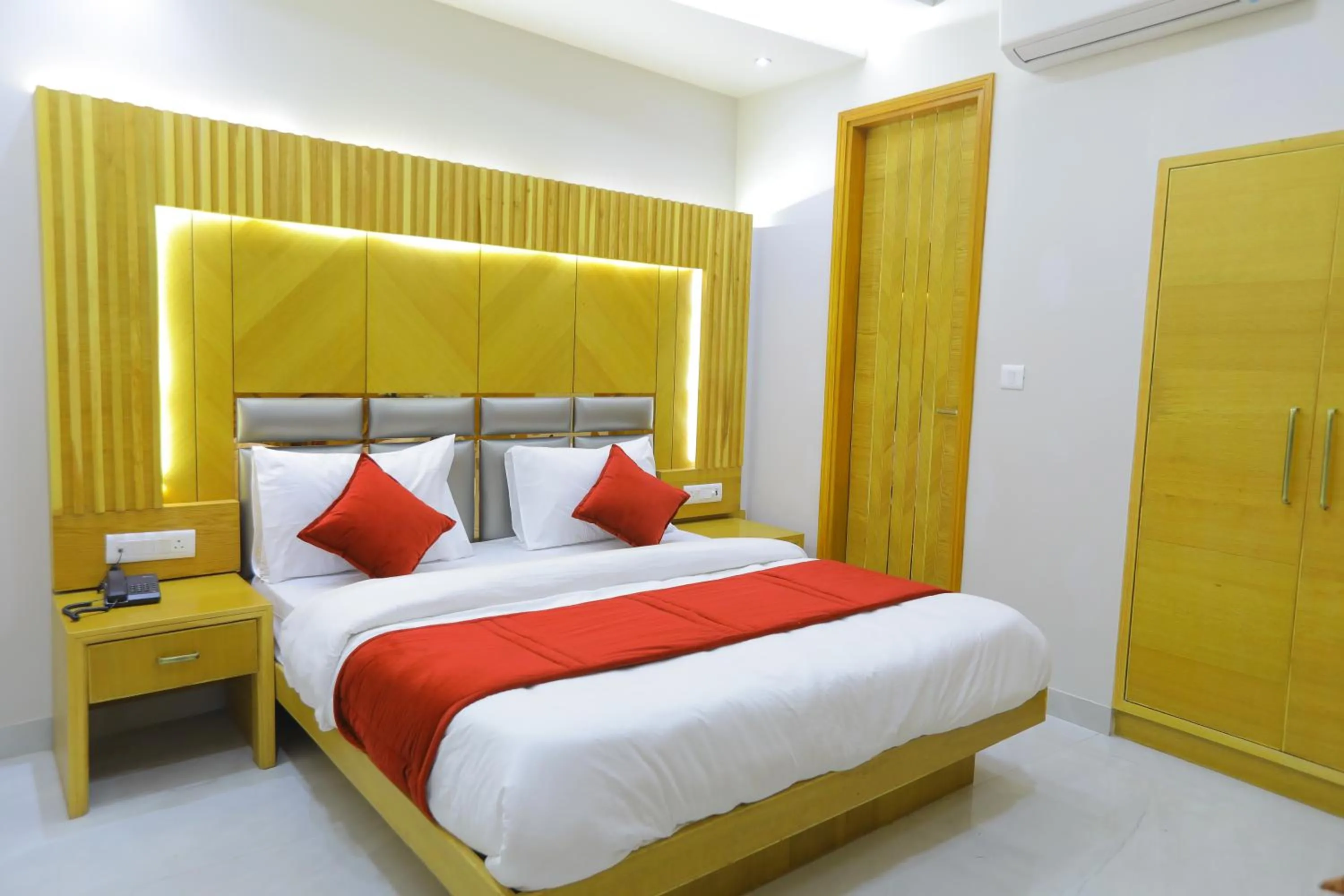 Bedroom, Bed in Hotel Glitz - Walk in from New Delhi Railway Station