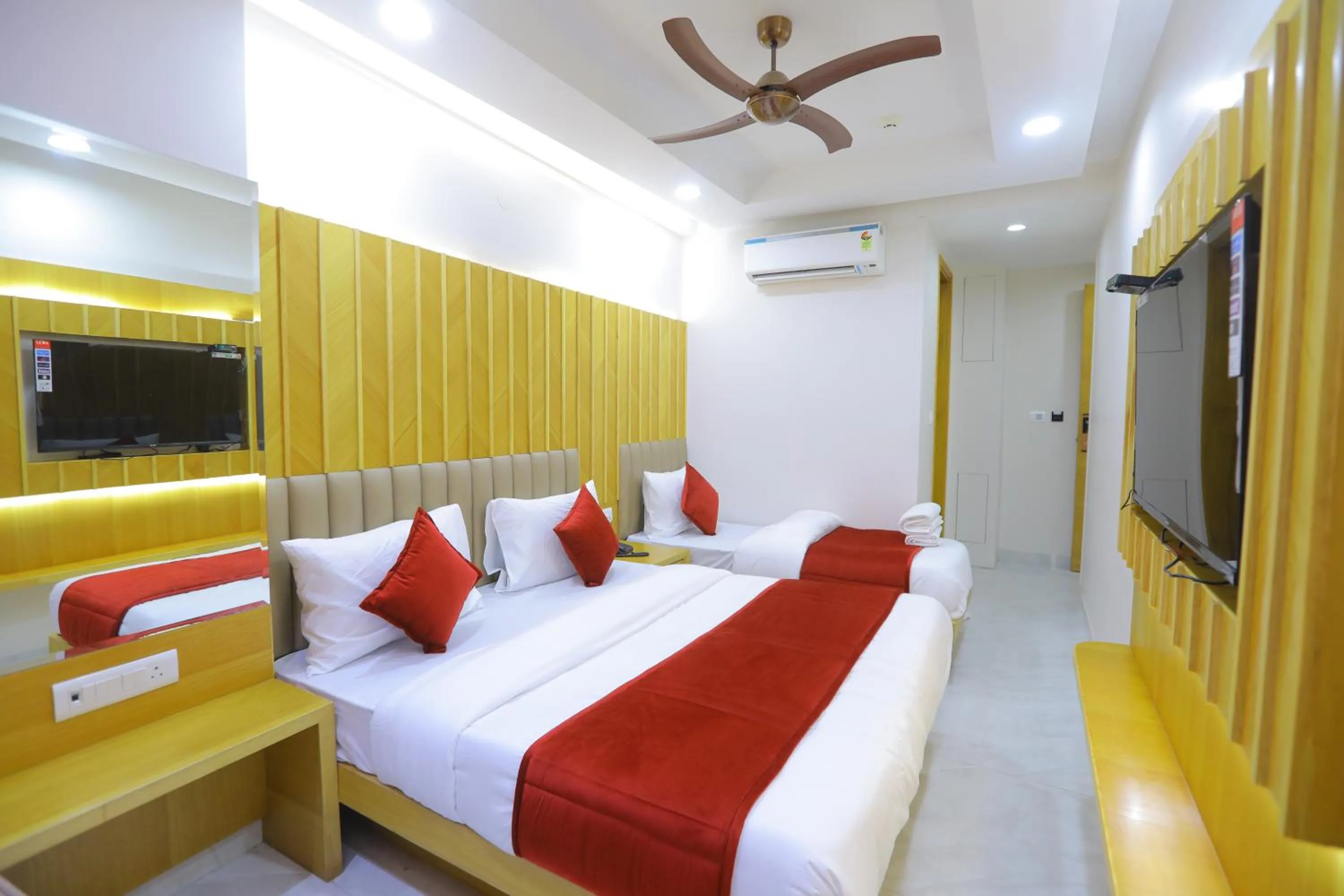 Bedroom, Bed in Hotel Glitz - Walk in from New Delhi Railway Station
