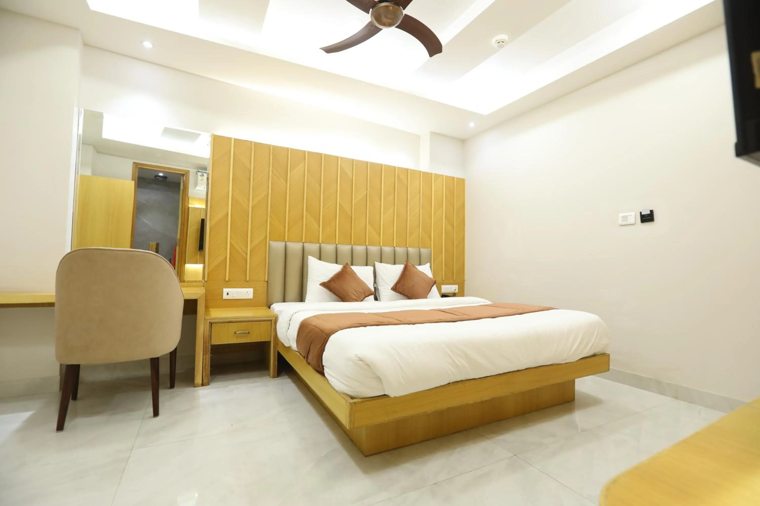 Bed in Hotel Glitz - Walk in from New Delhi Railway Station