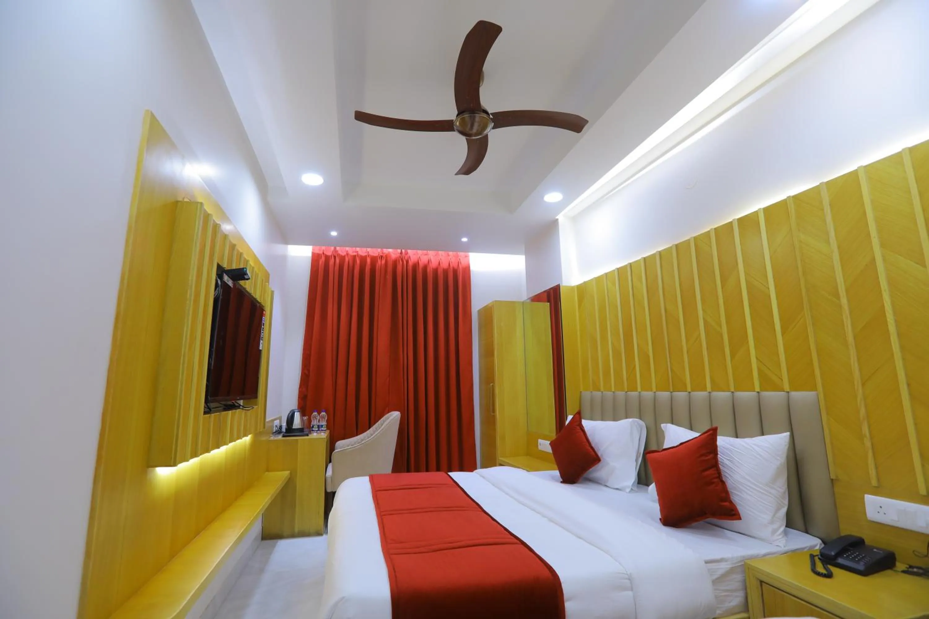 Deluxe Double Room in Hotel Glitz - Walk in from New Delhi Railway Station