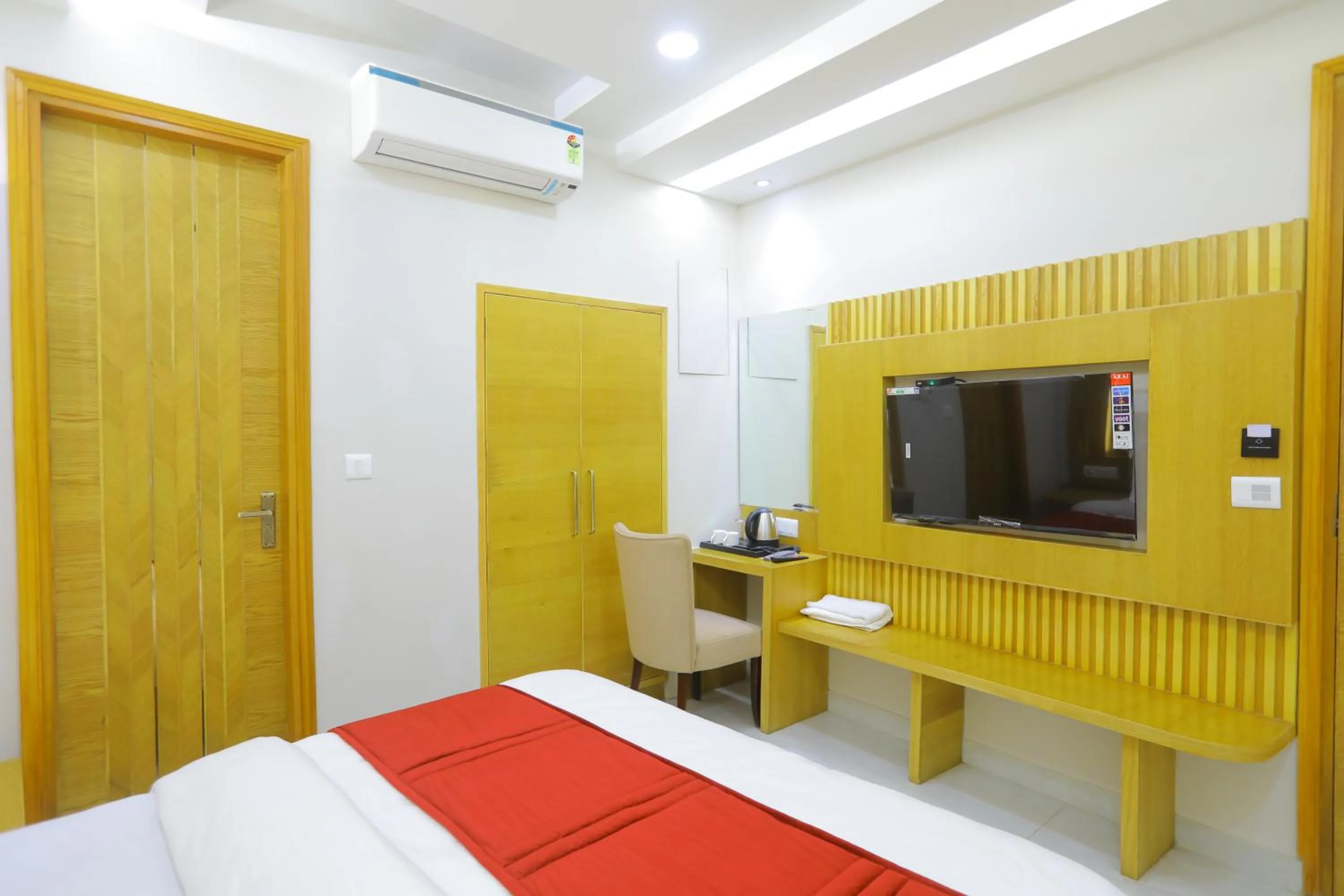 Bedroom, Bed in Hotel Glitz - Walk in from New Delhi Railway Station