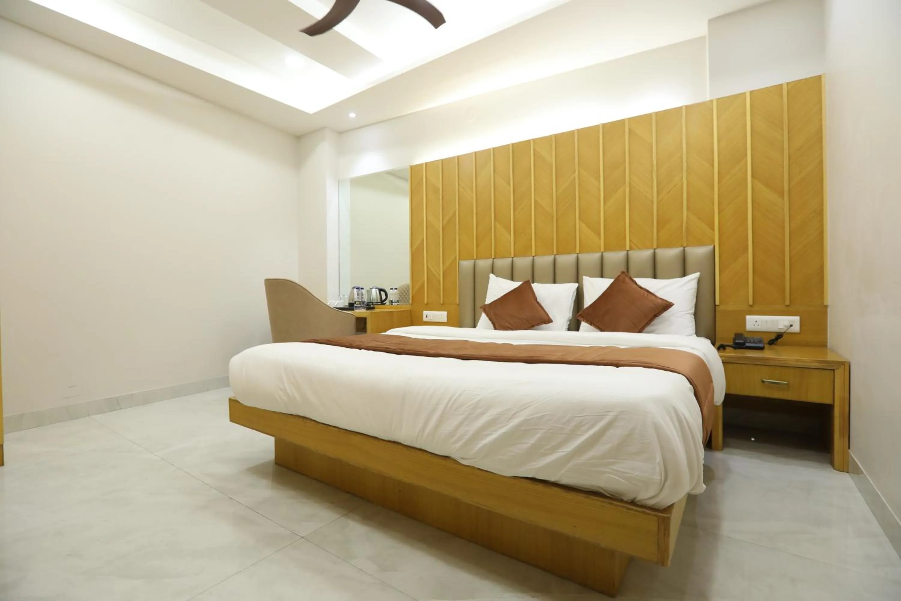 Bed in Hotel Glitz - Walk in from New Delhi Railway Station