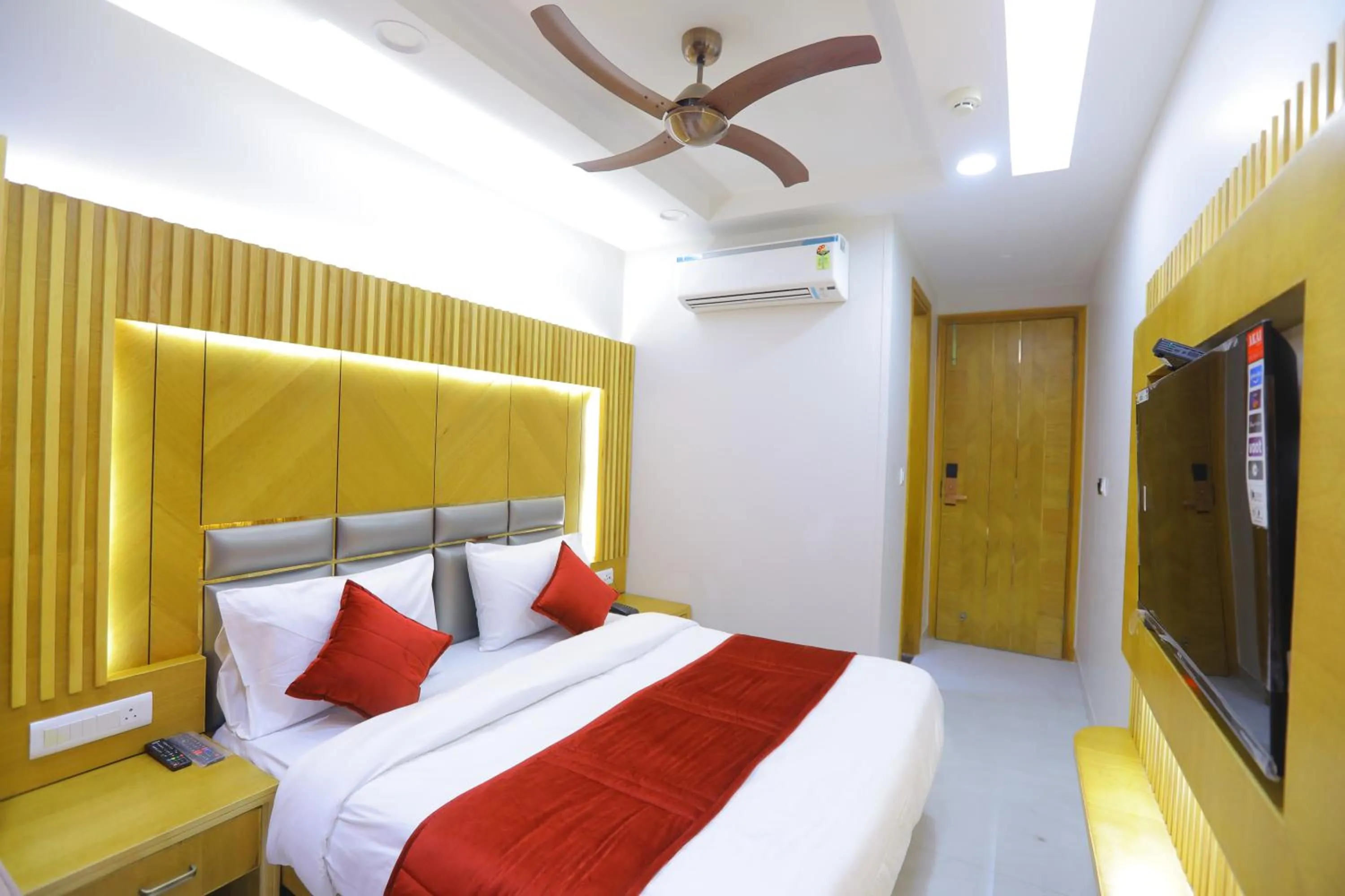 Bedroom, Bed in Hotel Glitz - Walk in from New Delhi Railway Station