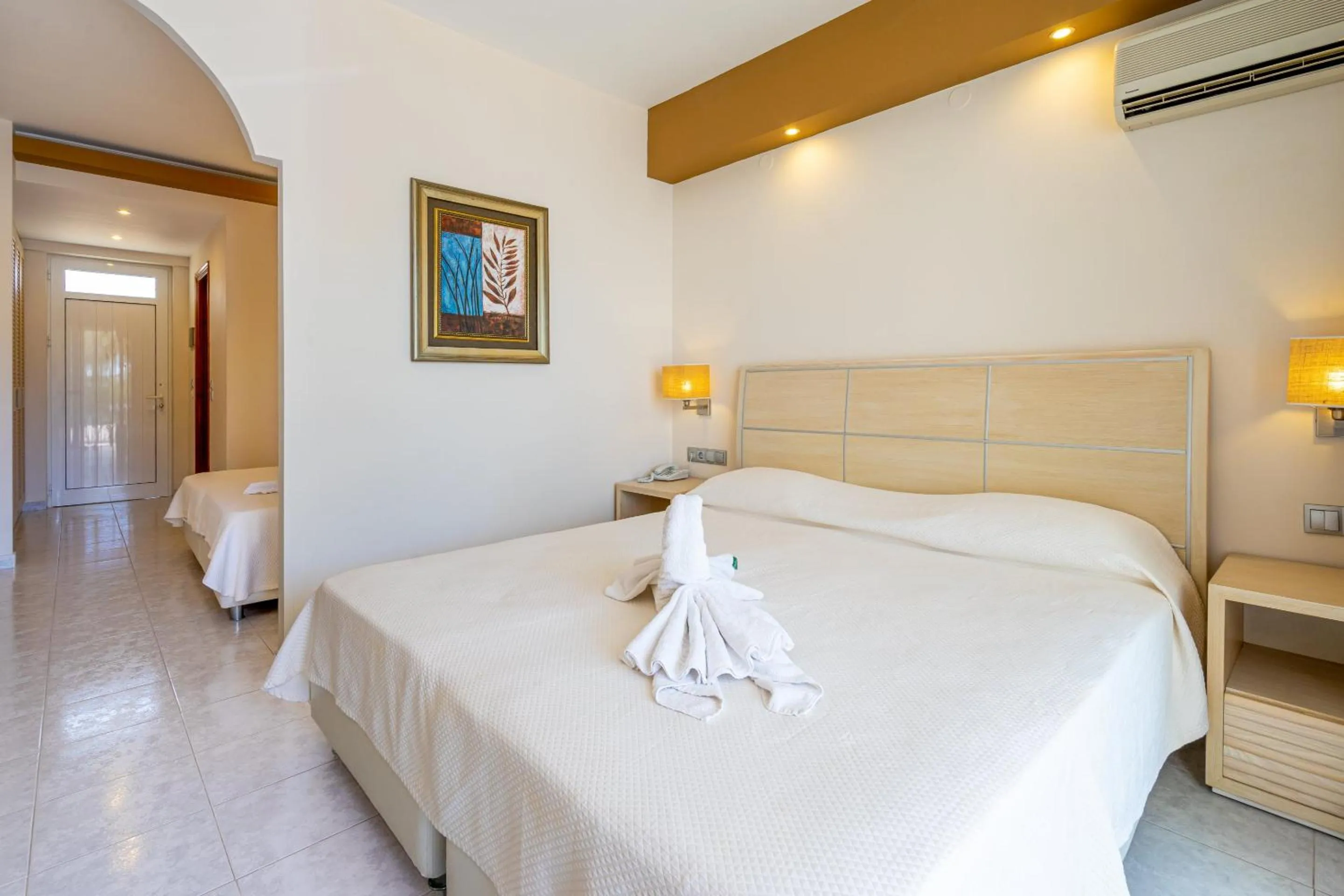 Photo of the whole room in Kamari Beach