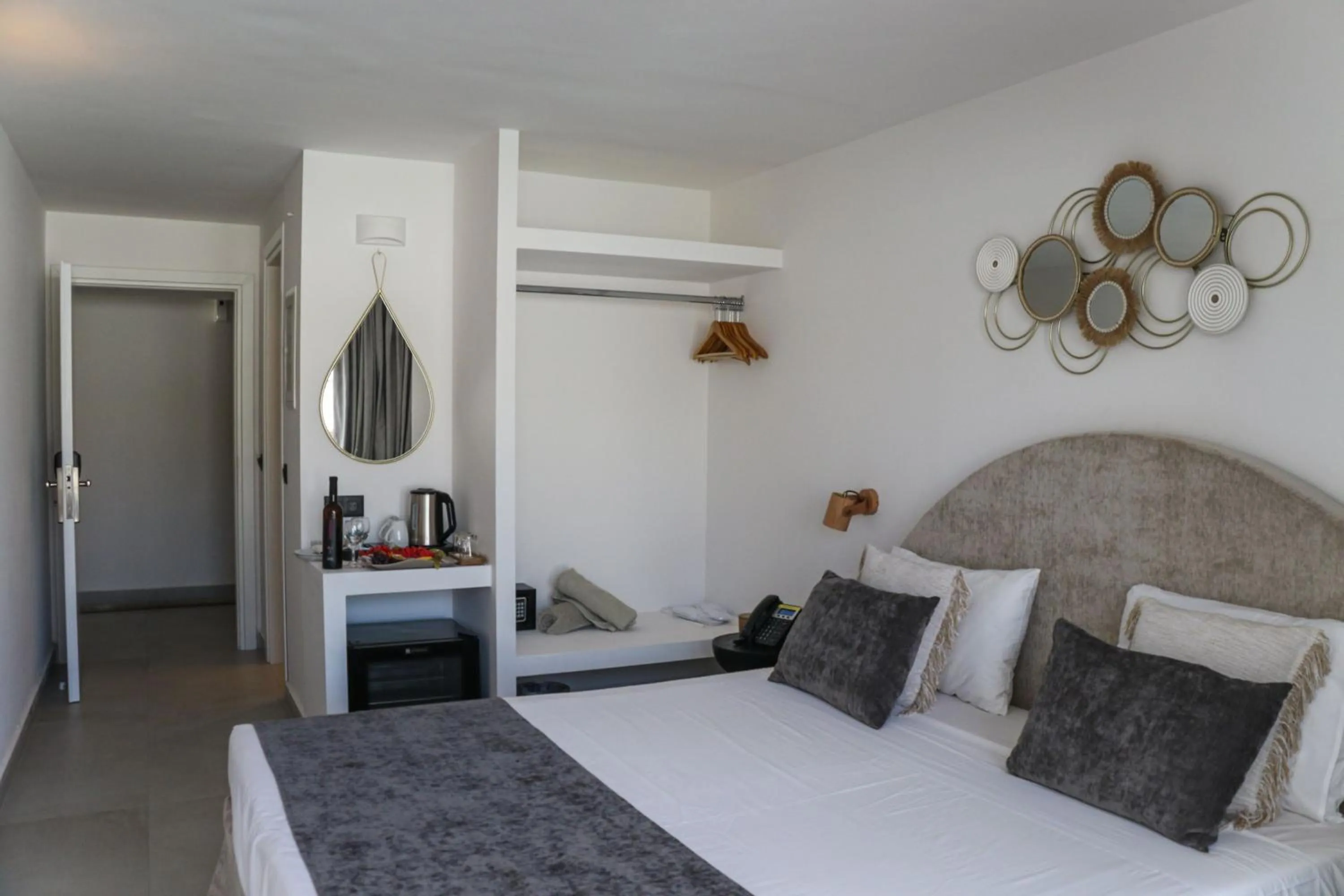 Photo of the whole room in Kamari Beach