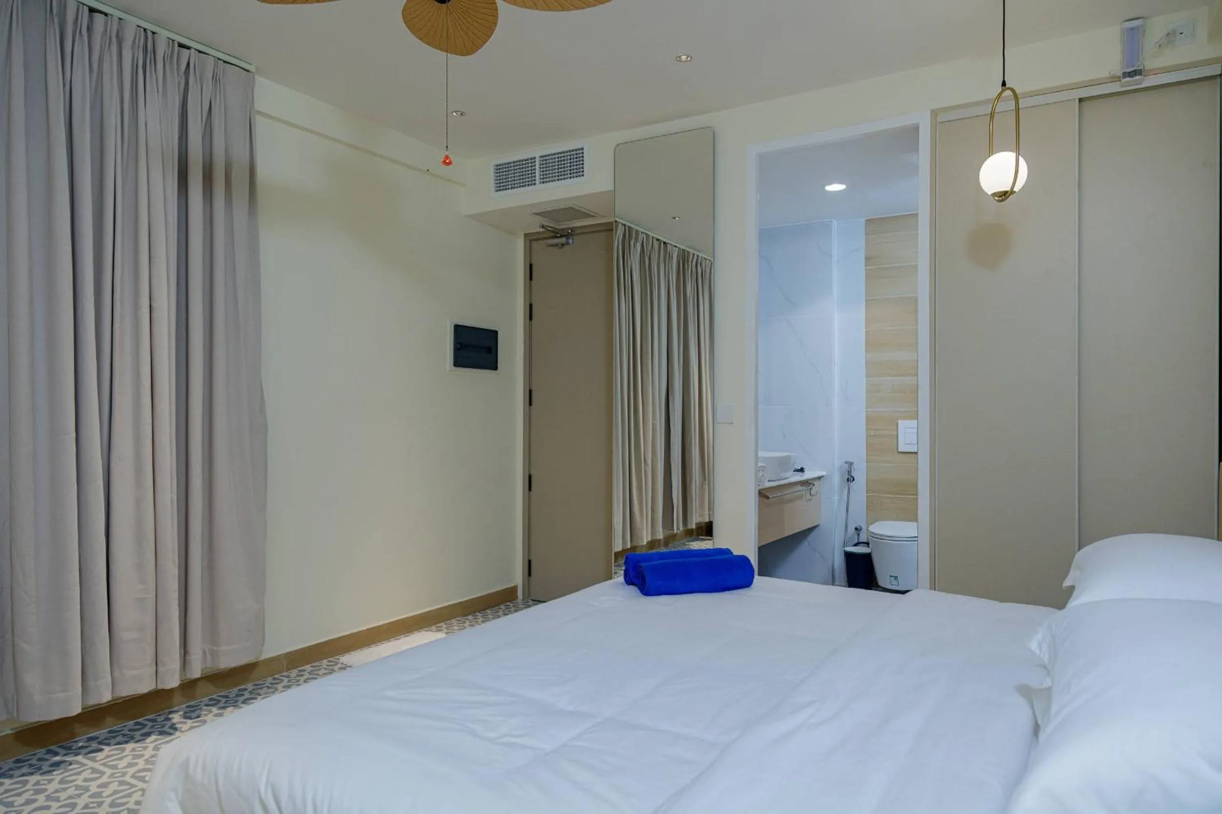 Toilet, Bed in Kinan Boutique