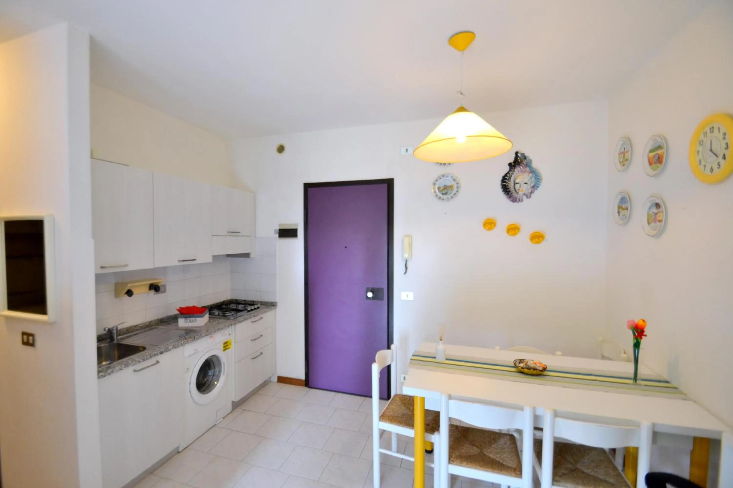 One bedroom flat with balcony next to the sea