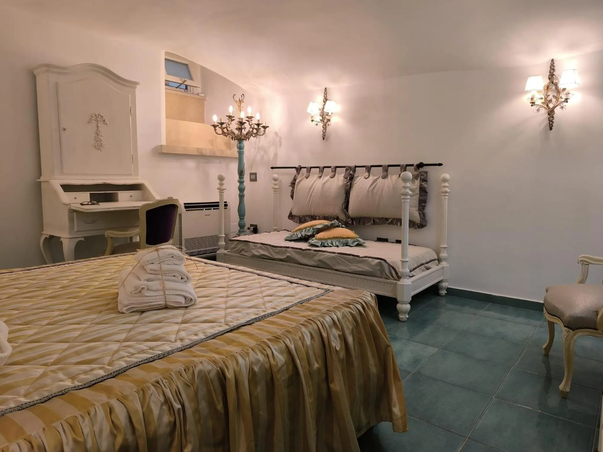 Bed in The Crown Palace - Gallipoli