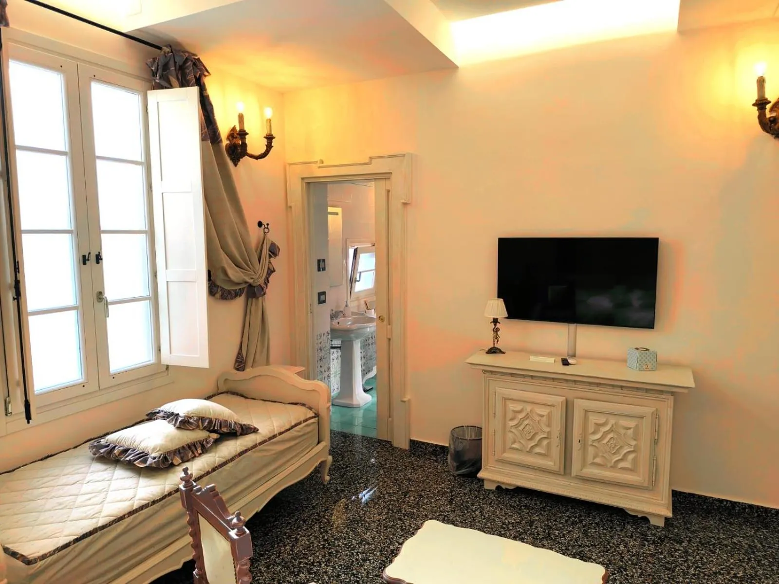 TV and multimedia, Bed in The Crown Palace - Gallipoli