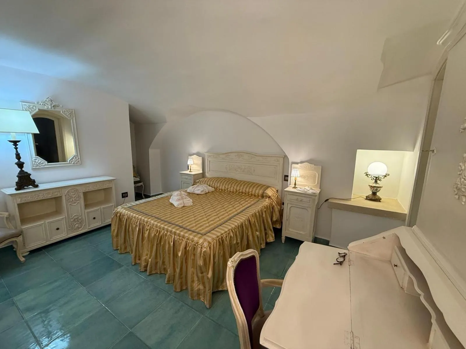 Bed in The Crown Palace - Gallipoli