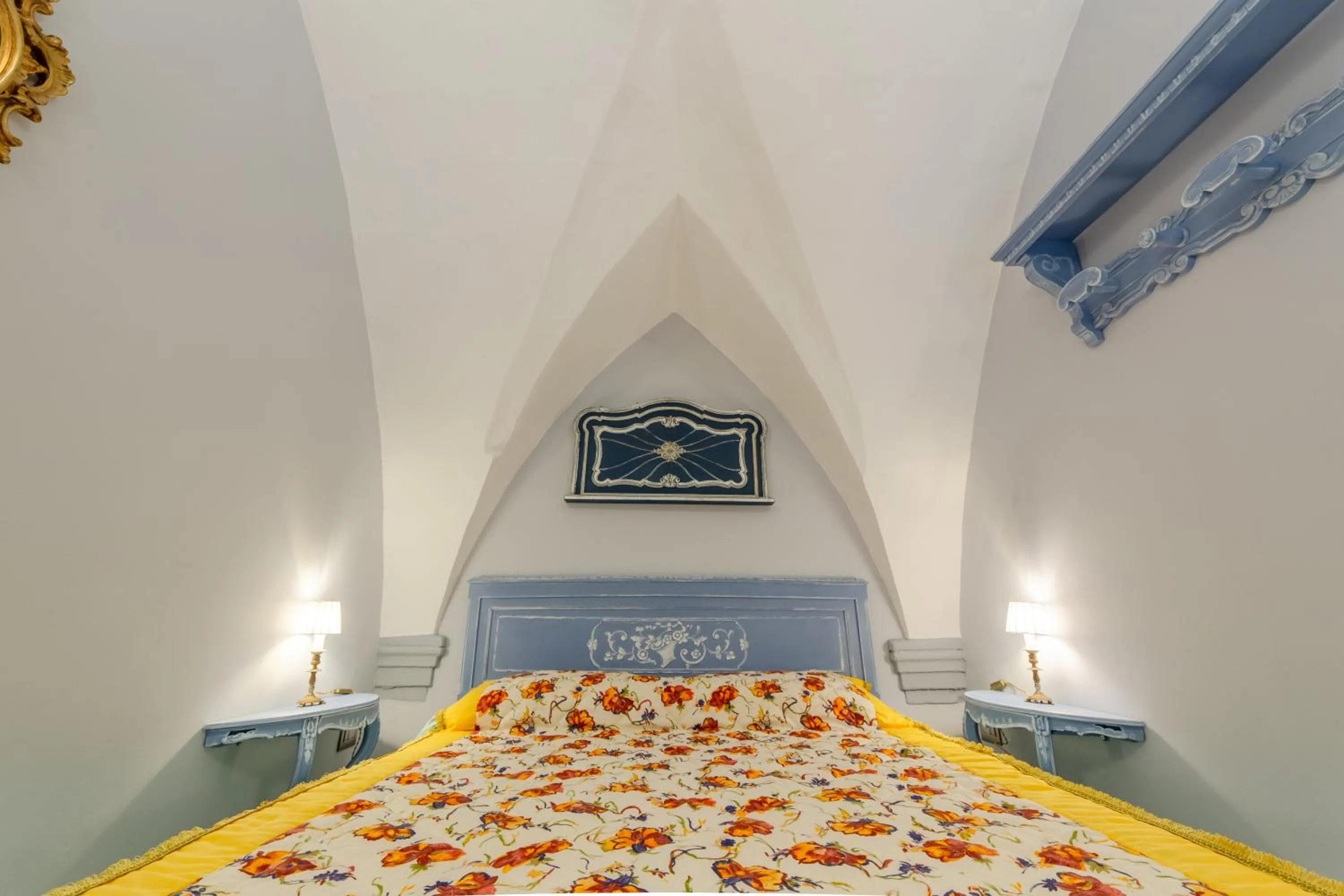 Bedroom, Bed in The Crown Palace - Gallipoli