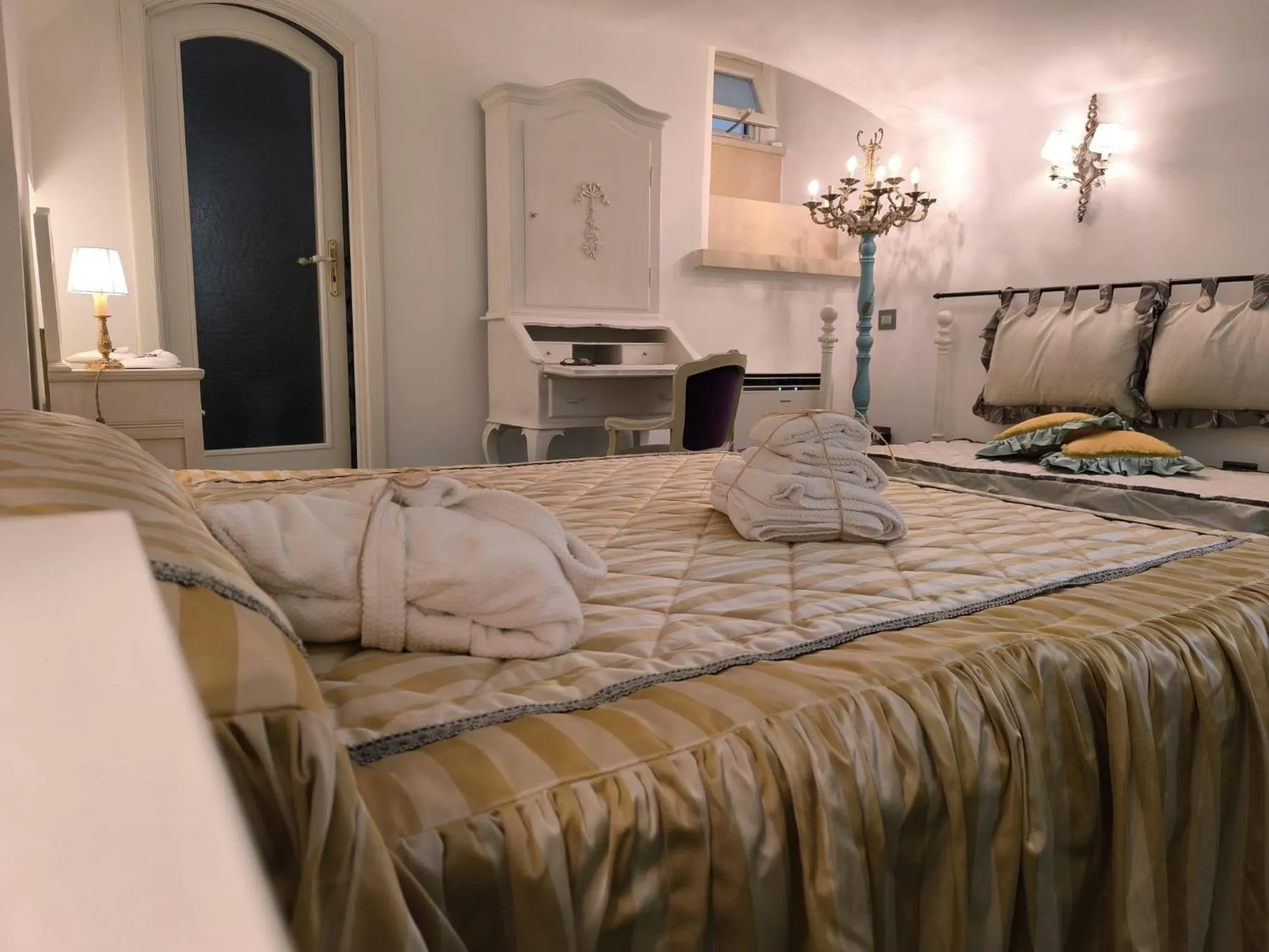 Bed in The Crown Palace - Gallipoli