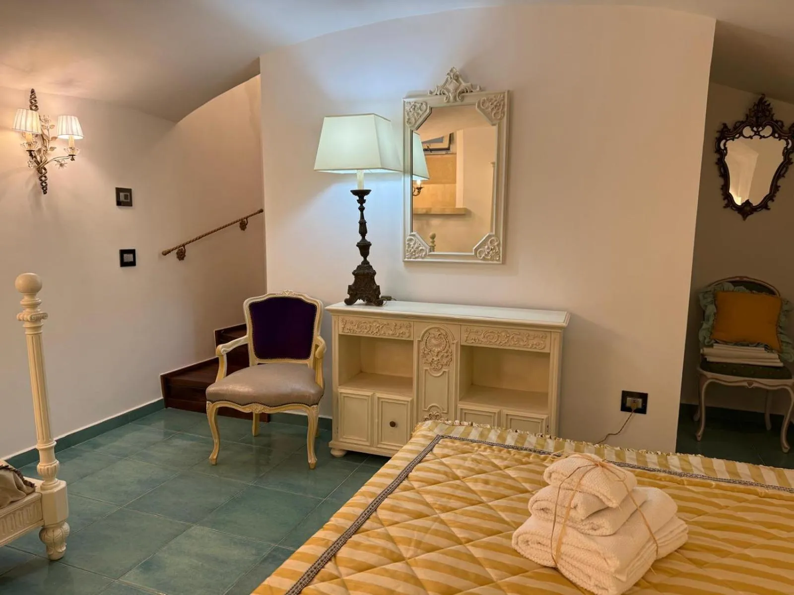 Photo of the whole room, Bed in The Crown Palace - Gallipoli